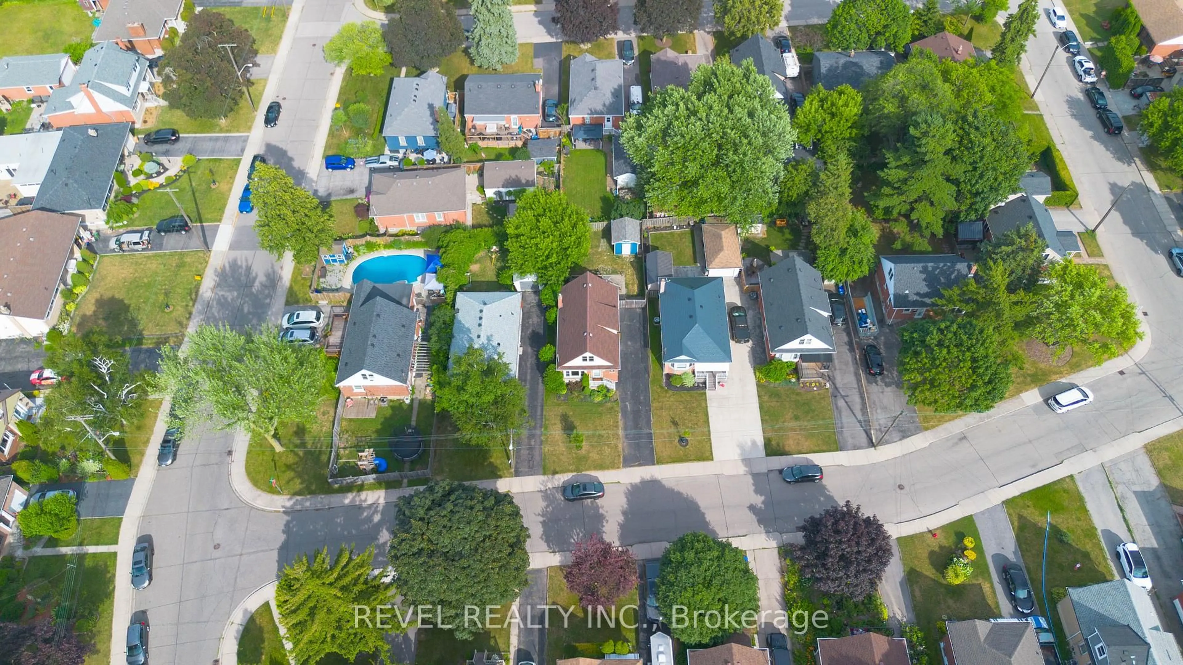 A pic from outside/outdoor area/front of a property/back of a property/a pic from drone, street for 9 East 41st St, Hamilton Ontario L8T 2Z3