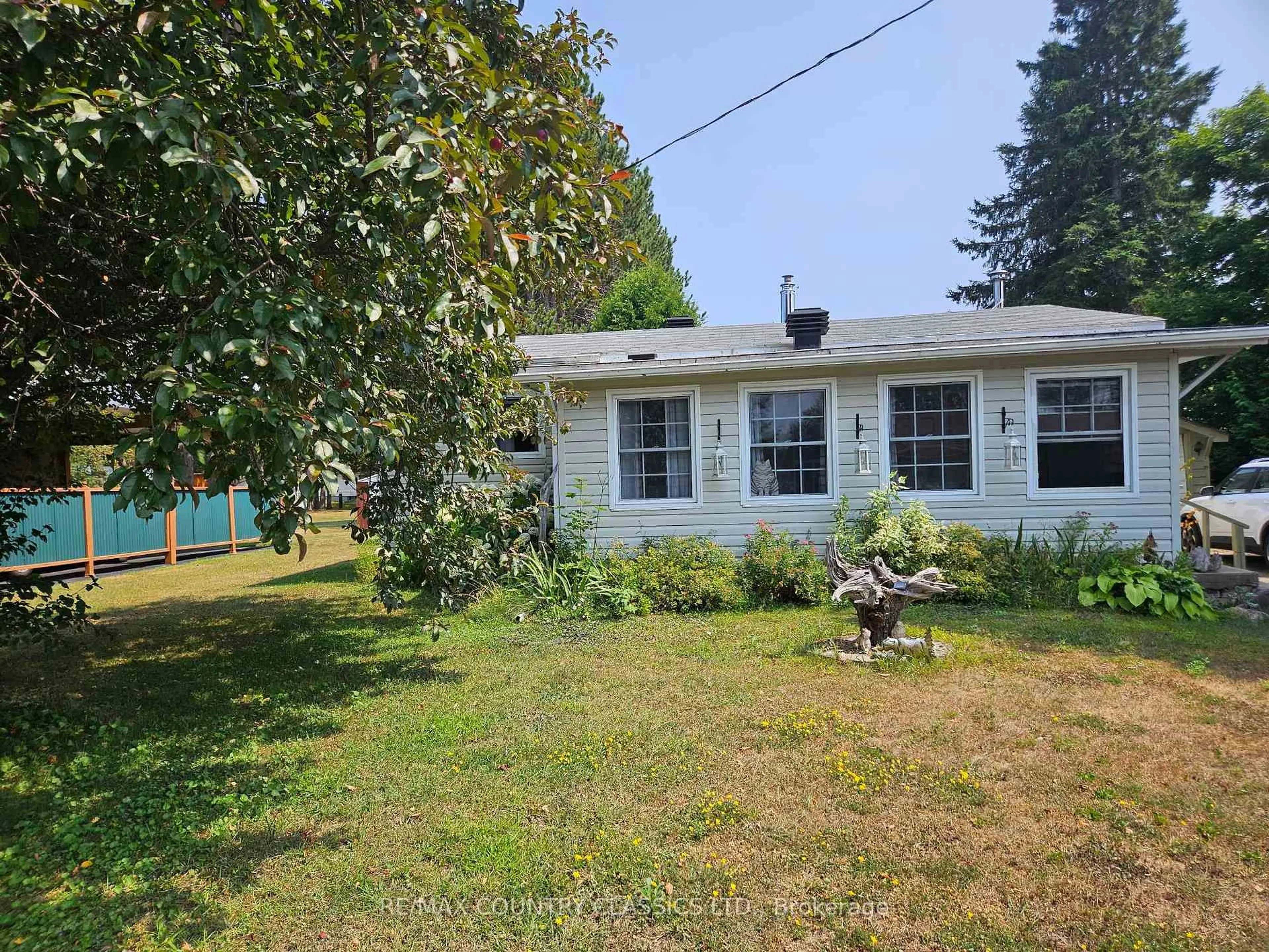A pic from outside/outdoor area/front of a property/back of a property/a pic from drone, unknown for 39 Lake St, South Algonquin Ontario K0J 2M0