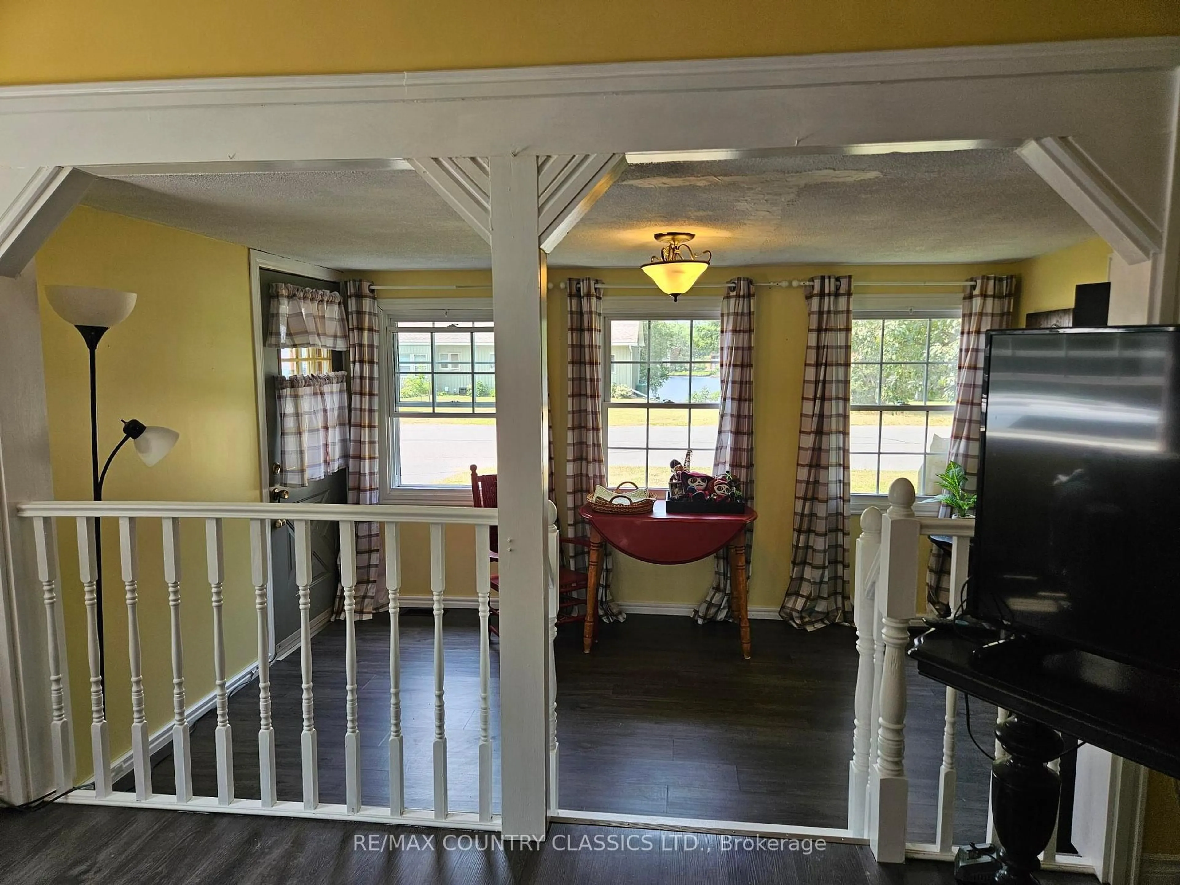 Indoor entryway for 39 Lake St, South Algonquin Ontario K0J 2M0