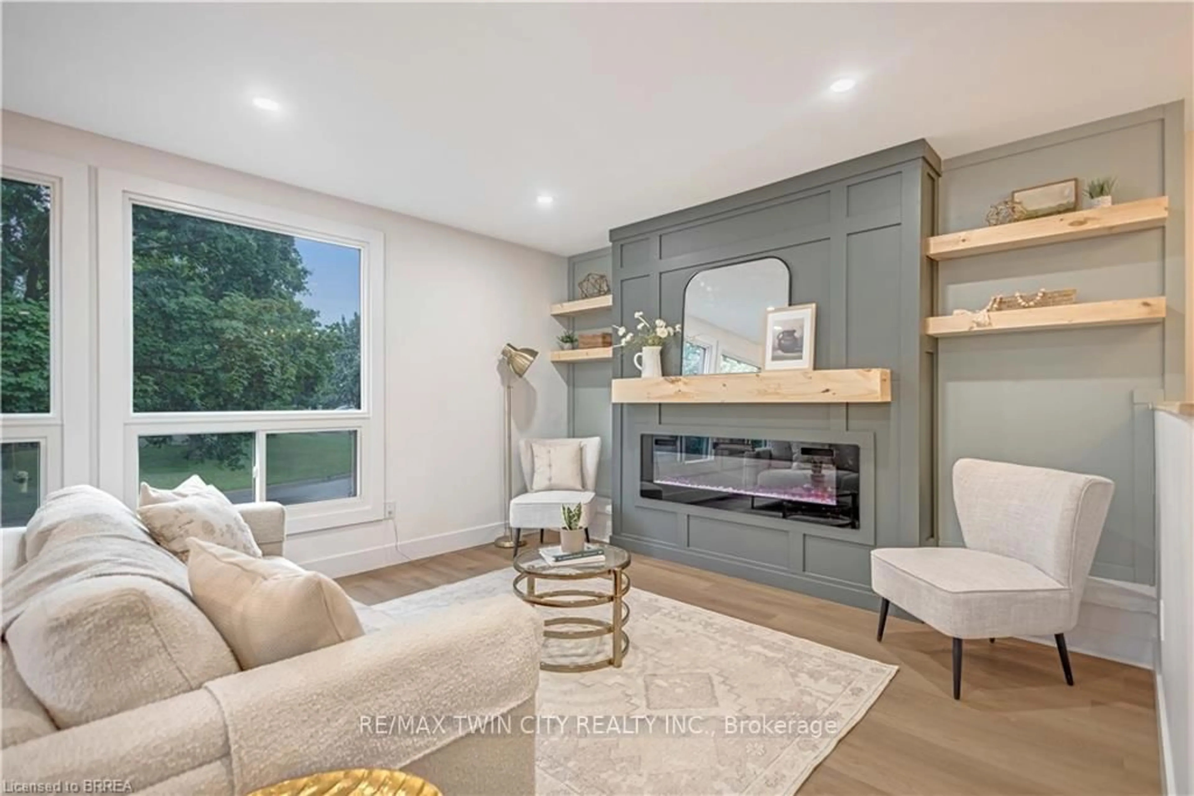 Living room with furniture, wood/laminate floor for 28 Crestlynn Cres, Norfolk Ontario N3Y 4V8
