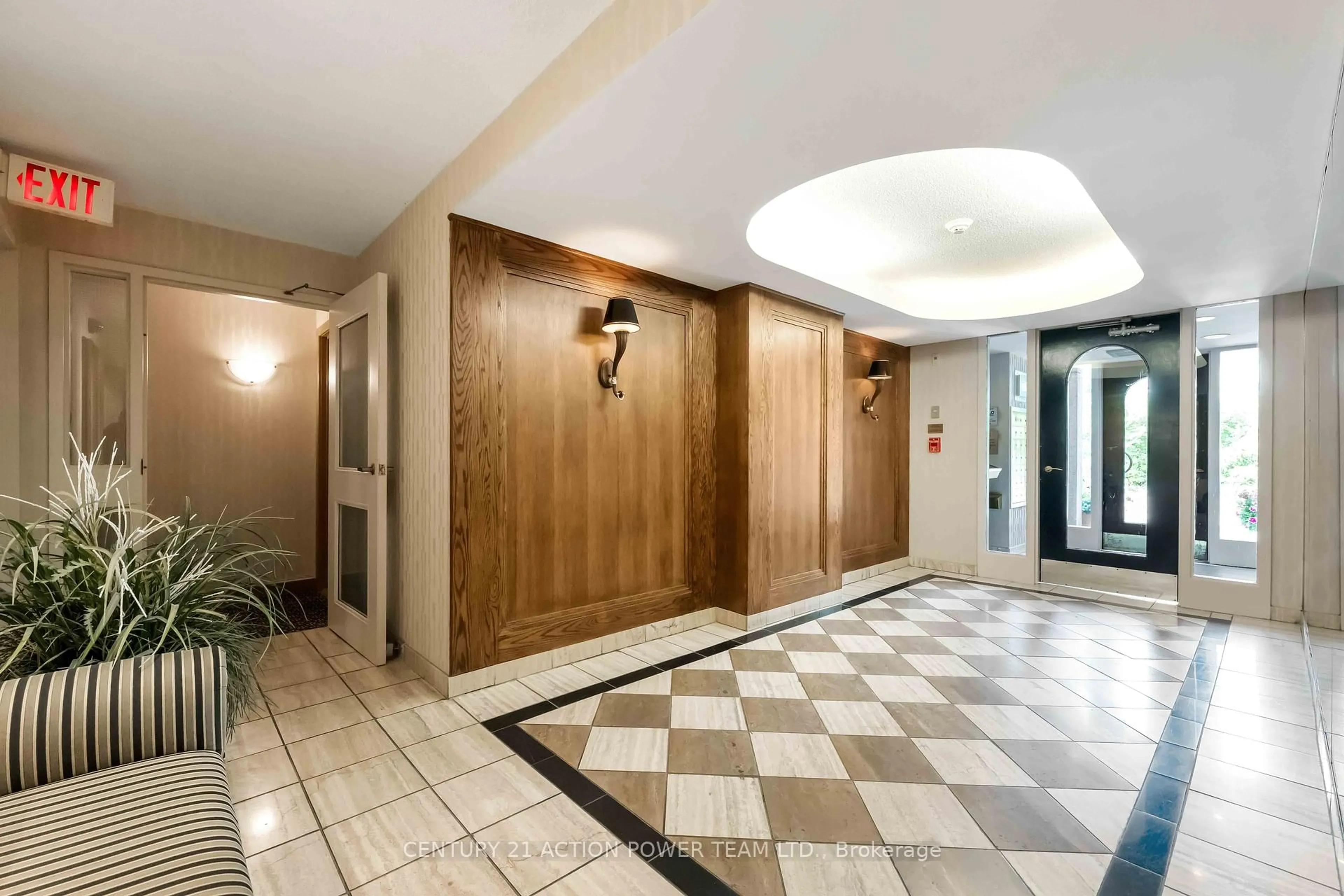 Indoor foyer for 939 North River Rd #PH6, Ottawa Ontario K1K 3V2