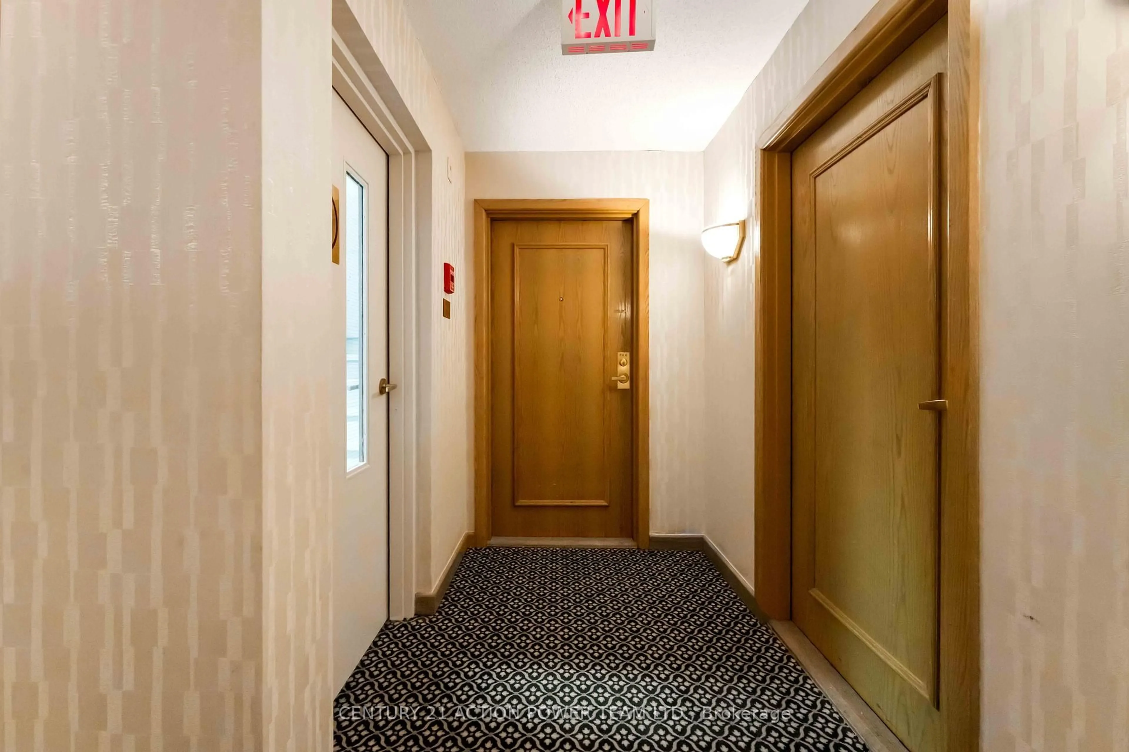 Indoor foyer for 939 North River Rd #PH6, Ottawa Ontario K1K 3V2