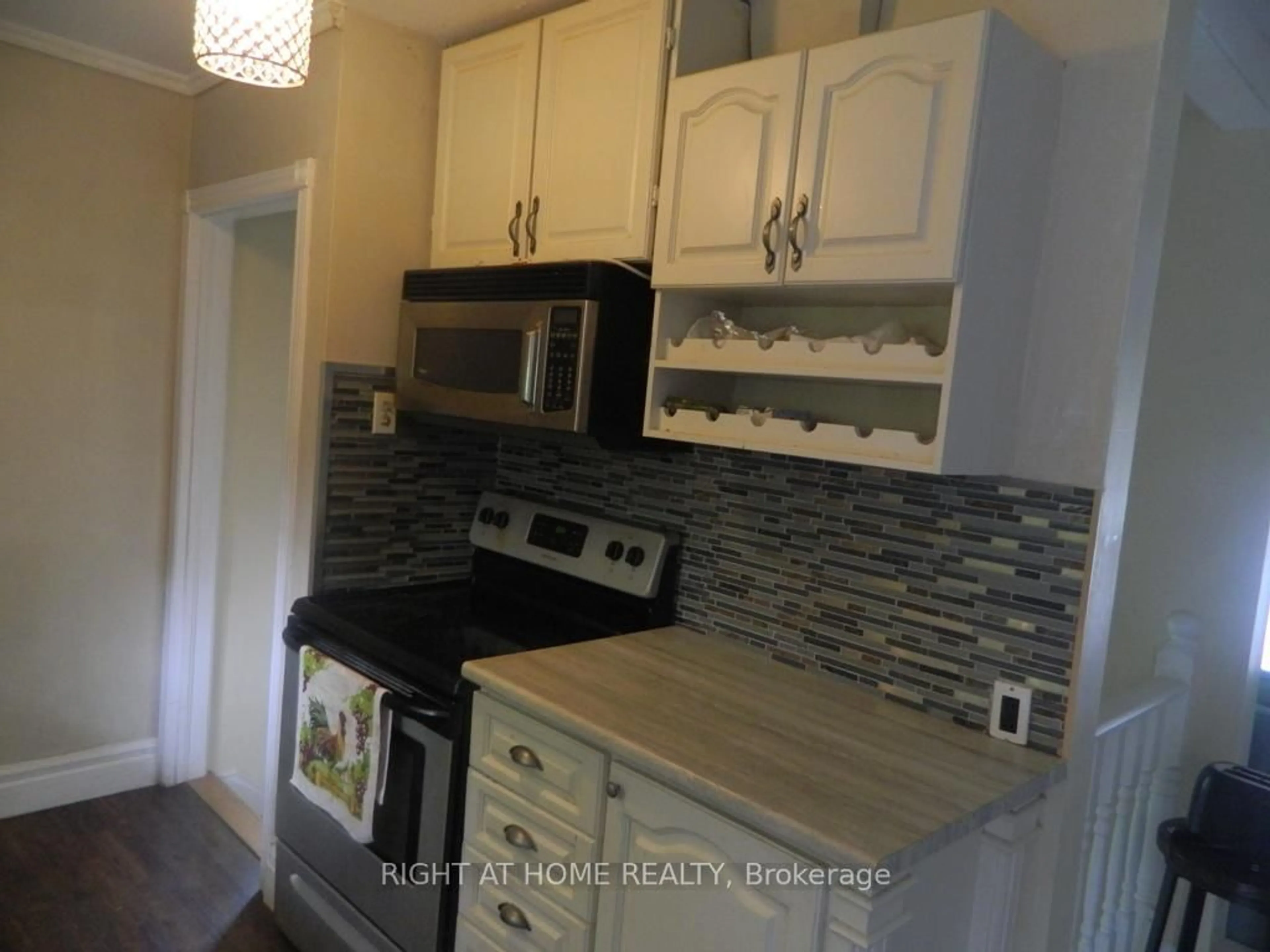 Standard kitchen, ceramic/tile floor for 3261 Prior Cres, Niagara Falls Ontario L2J 3B2