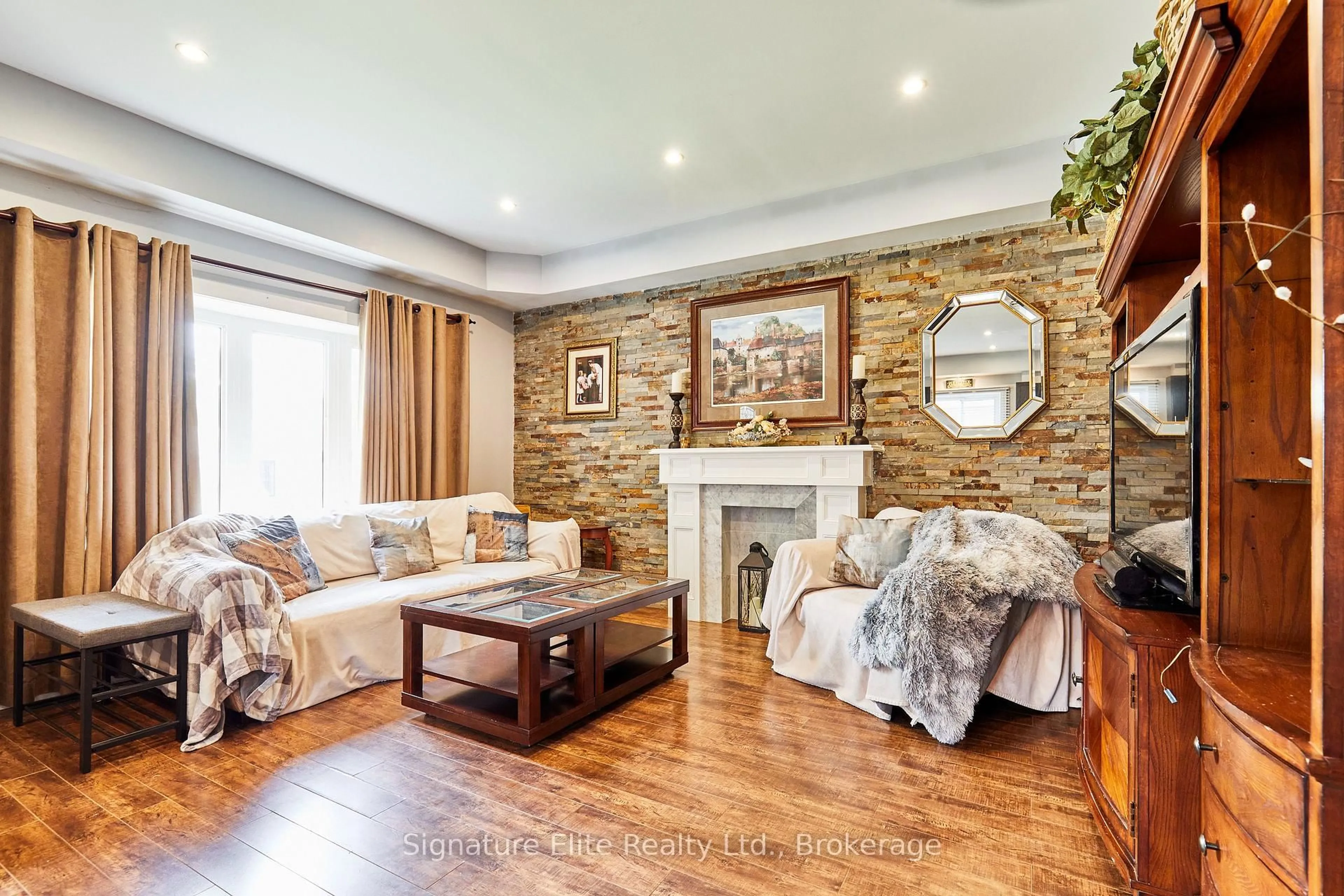 Living room with furniture, wood/laminate floor for 730 Seventh Ave, Hamilton Ontario L8P 1V8