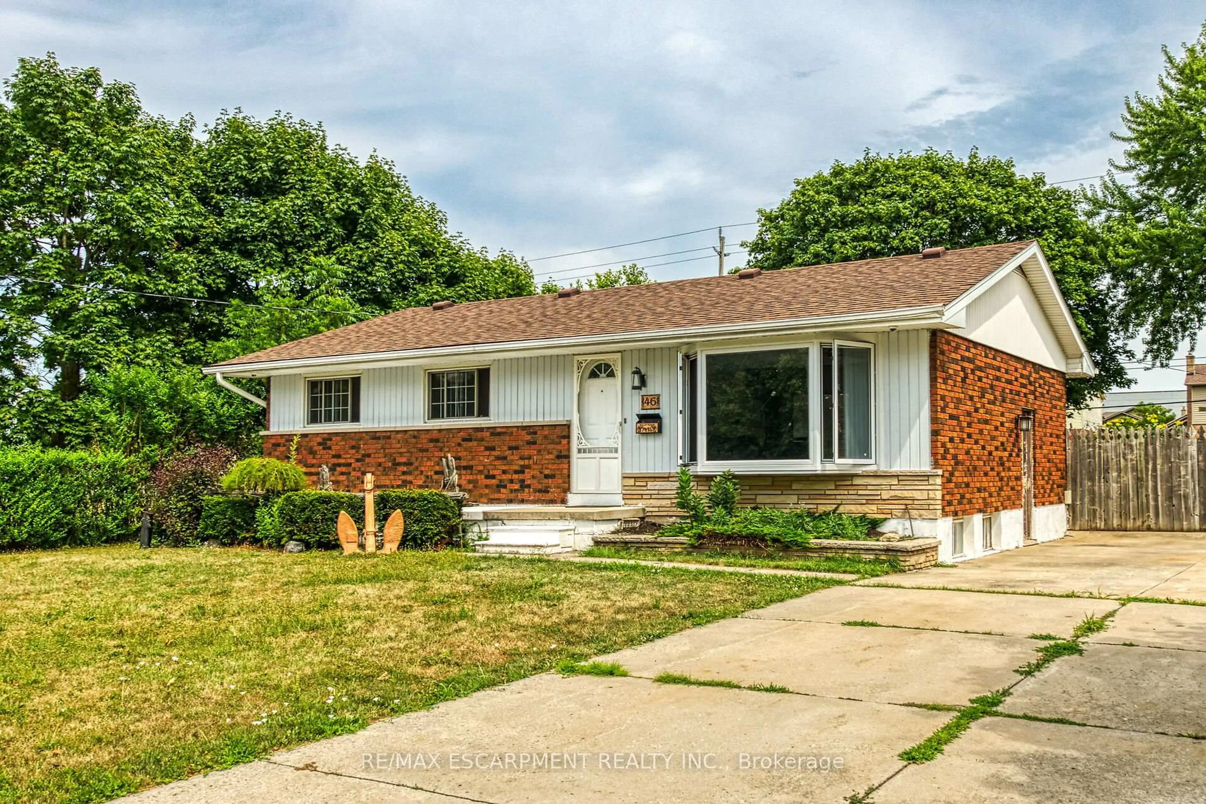 Home with vinyl exterior material, street for 46 Oriole Cres, Grimsby Ontario L3M 3X6