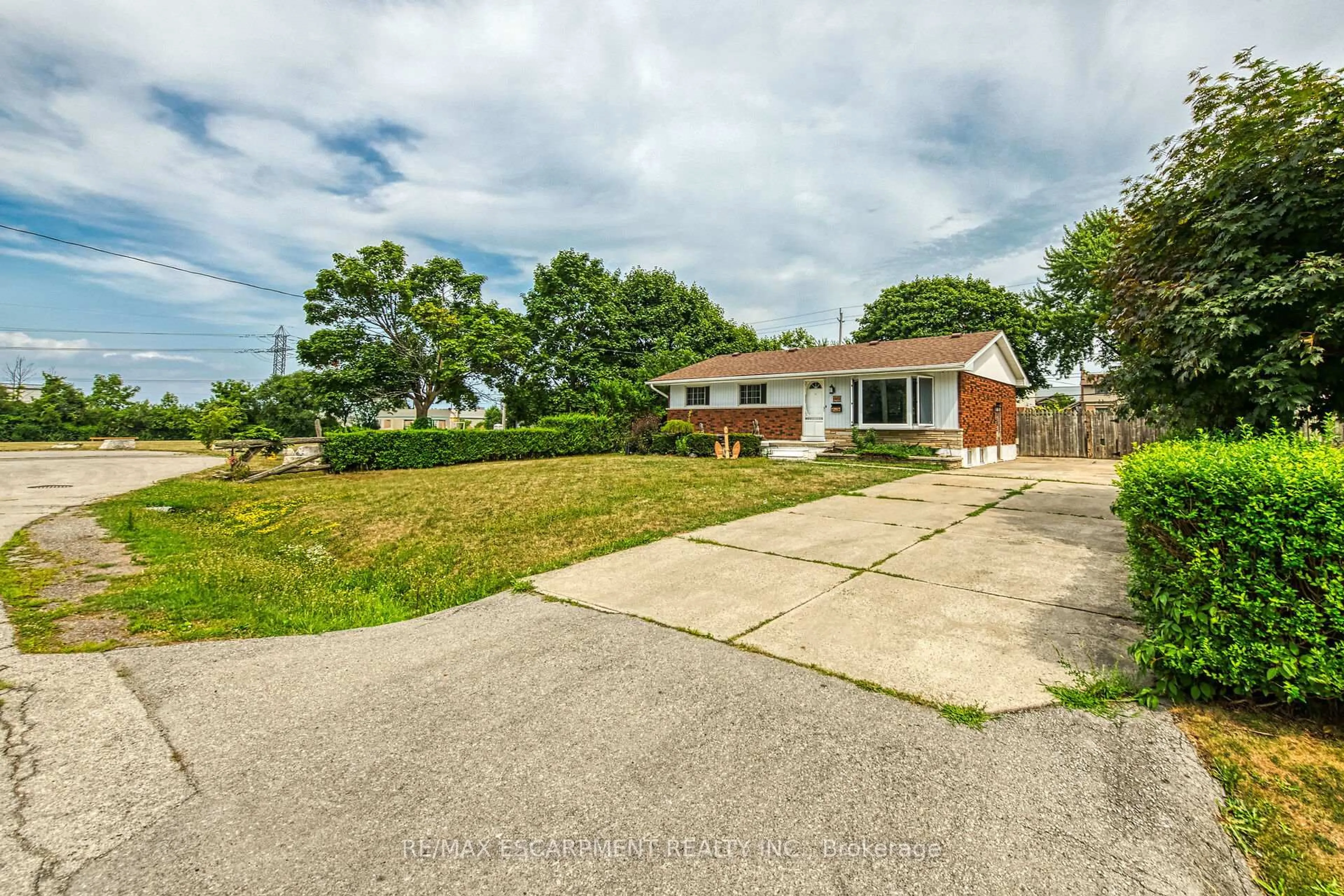 A pic from outside/outdoor area/front of a property/back of a property/a pic from drone, street for 46 Oriole Cres, Grimsby Ontario L3M 3X6
