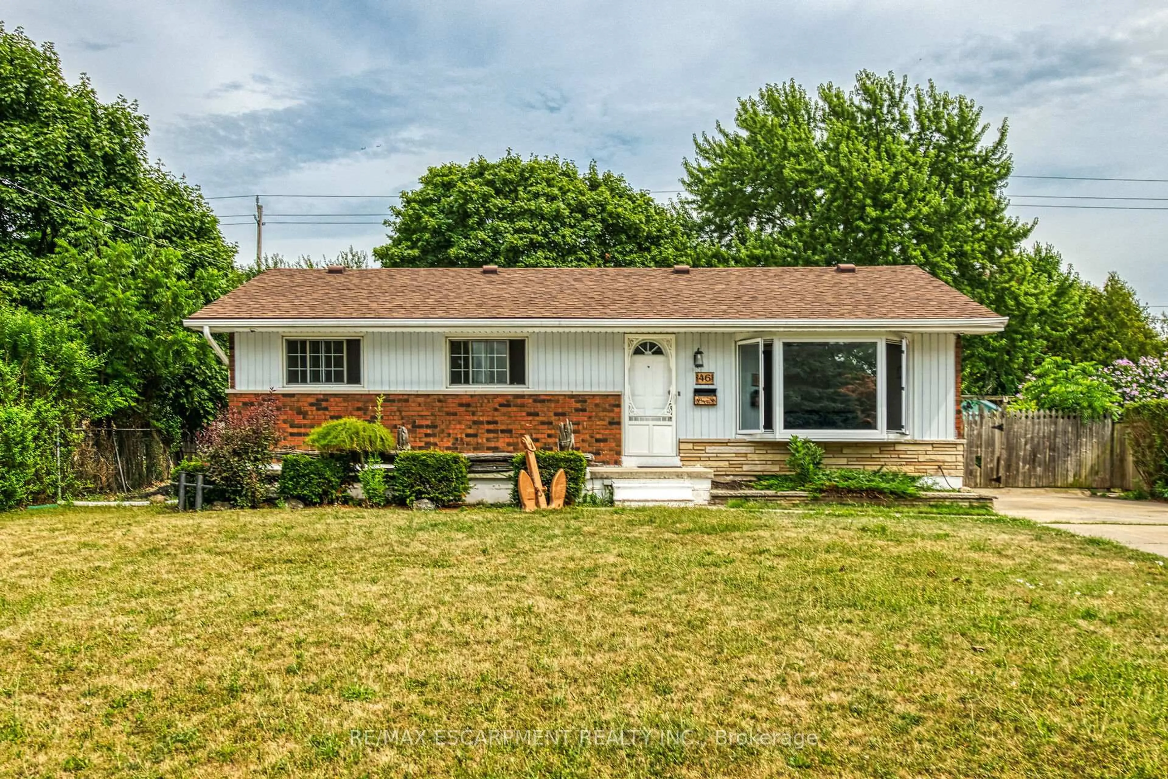 Home with vinyl exterior material, street for 46 Oriole Cres, Grimsby Ontario L3M 3X6