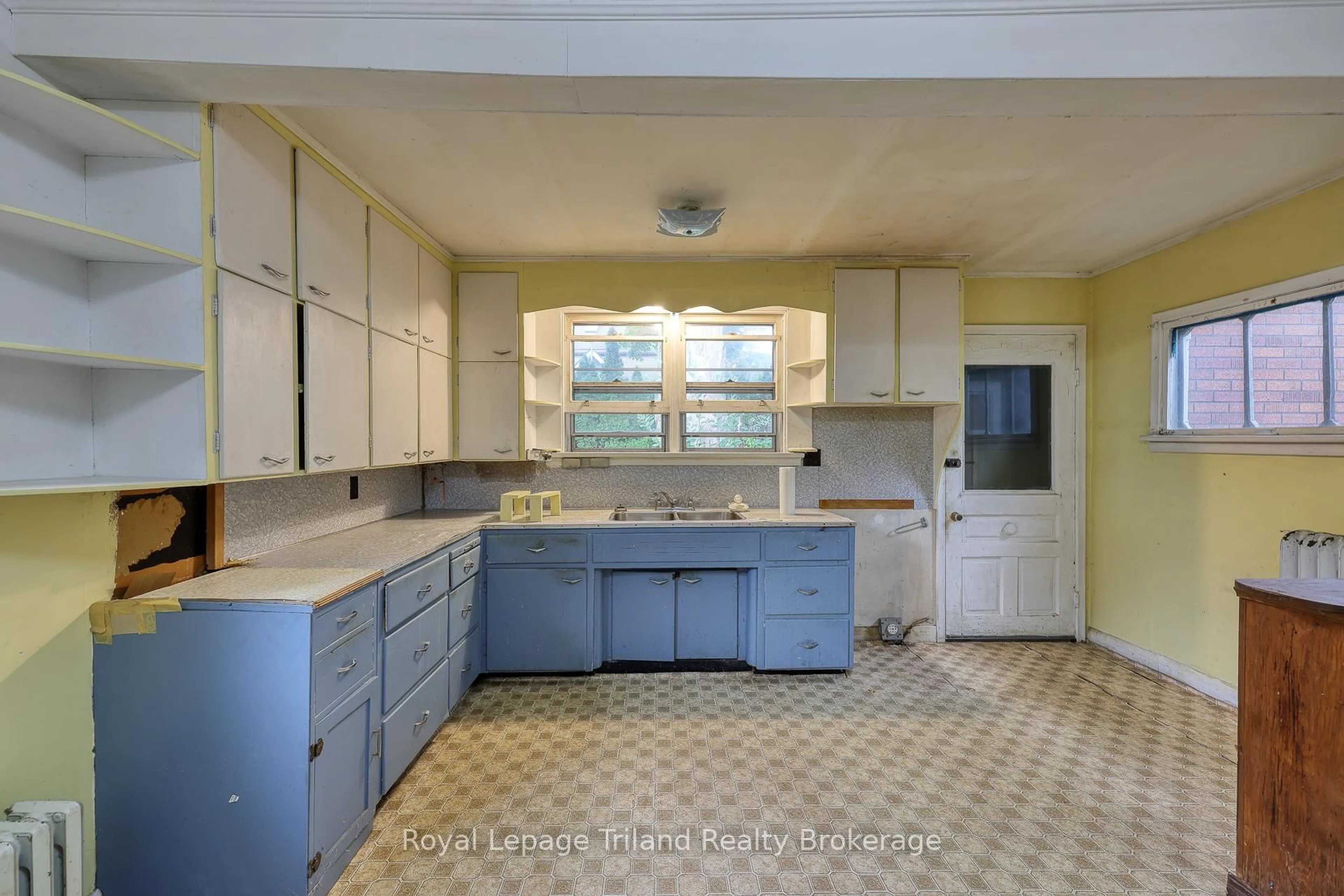Standard kitchen, ceramic/tile floor for 91 Winniett St, Woodstock Ontario N4S 5Z6