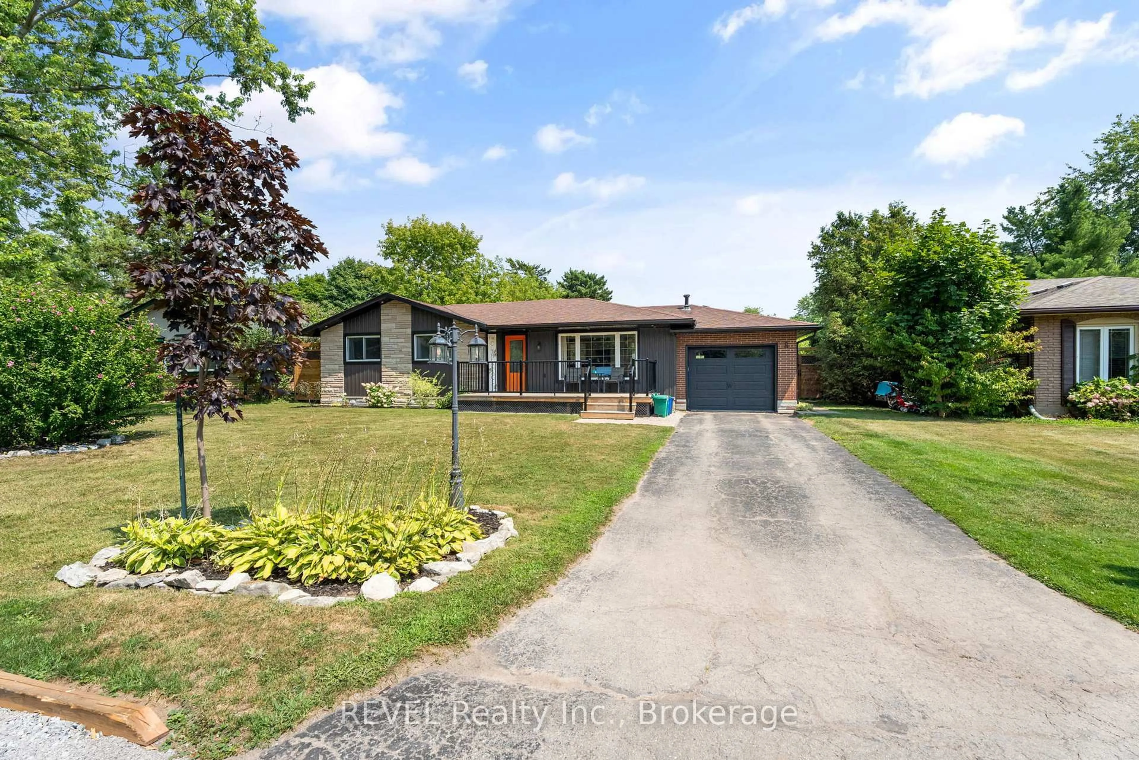A pic from outside/outdoor area/front of a property/back of a property/a pic from drone, street for 8 St George Crt, Fort Erie Ontario L0S 1B0