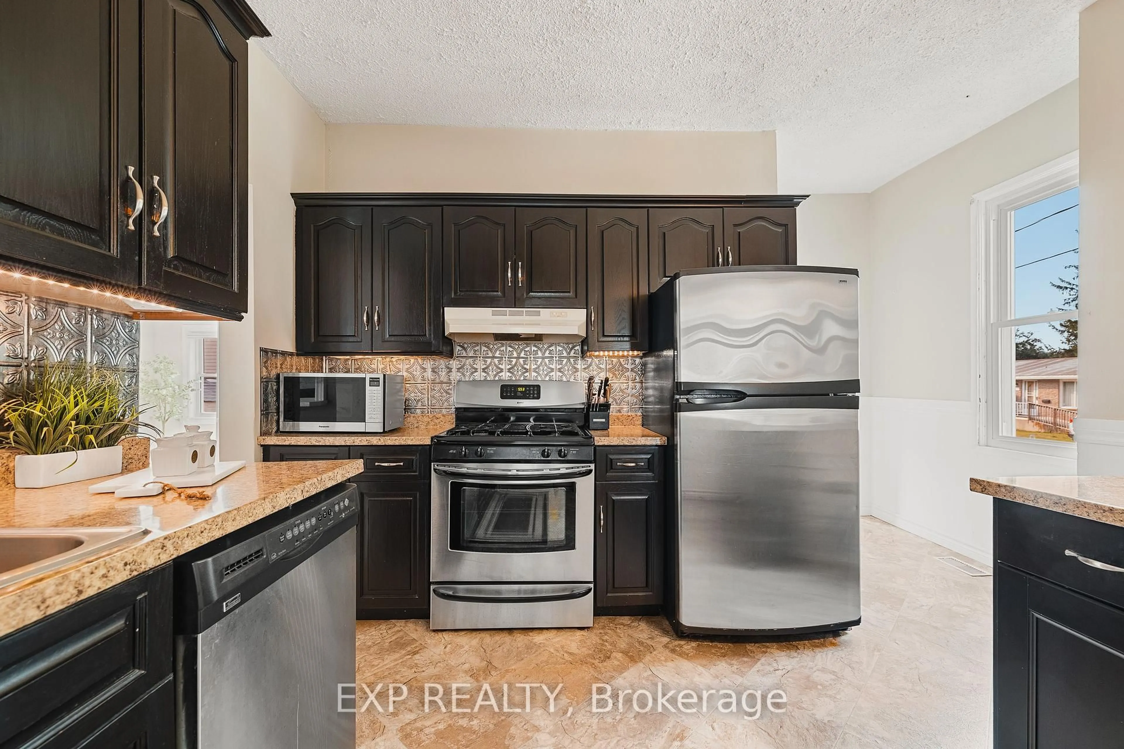 Standard kitchen, ceramic/tile floor for 505 Wallace Ave, North Perth Ontario N4W 1L8