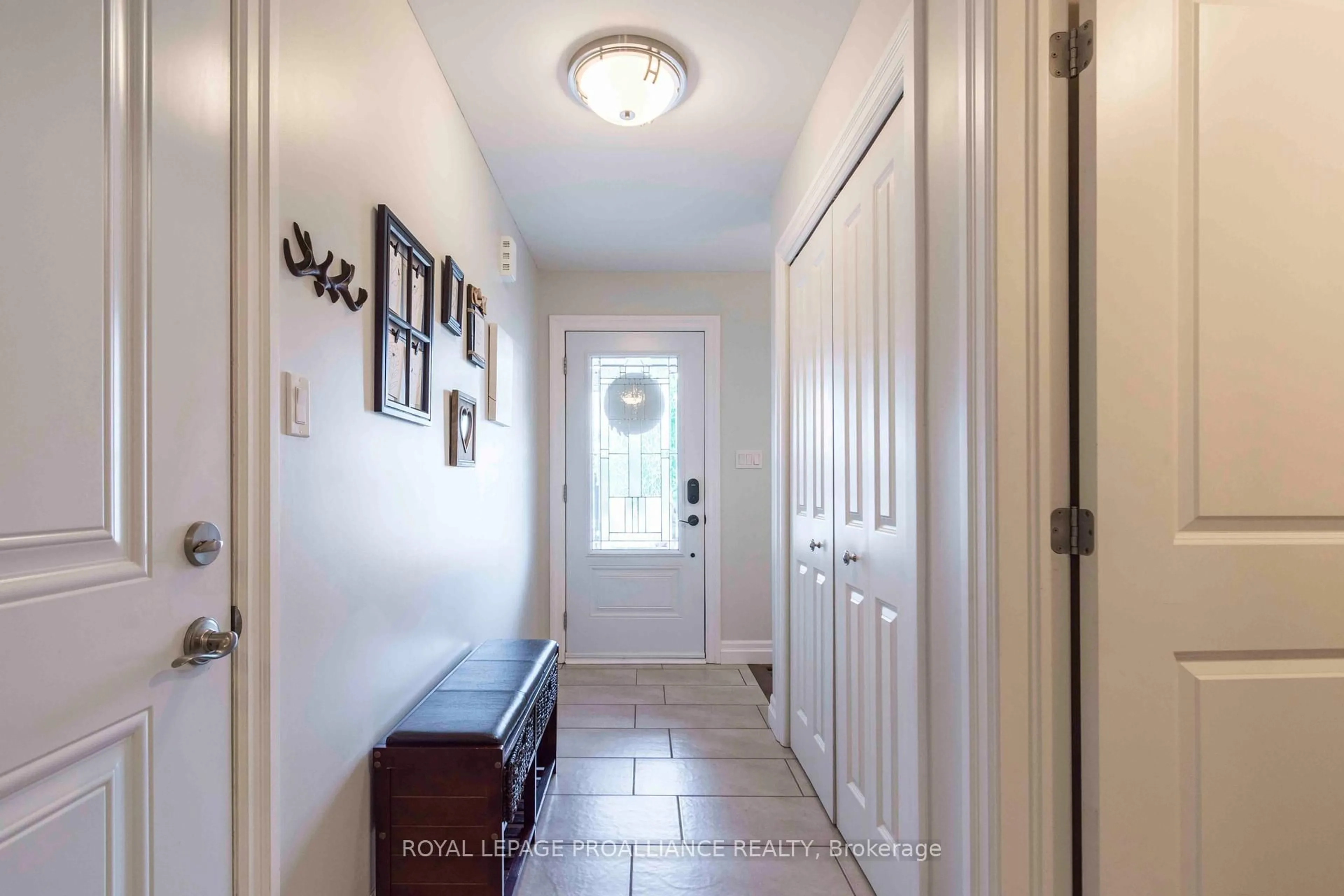 Indoor entryway for 61 Aspen Dr, Quinte West Ontario K8V 0E2