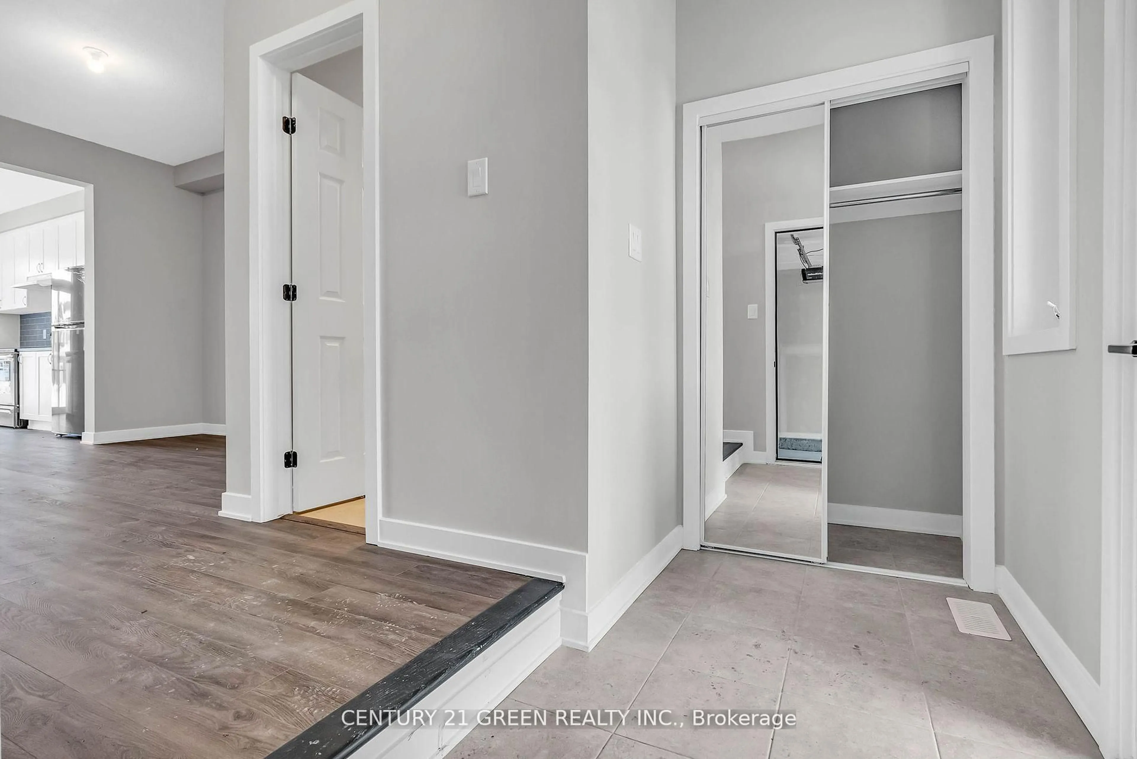 Indoor entryway for 2183 Winsome Terr, Orleans Ontario K4A 5M9