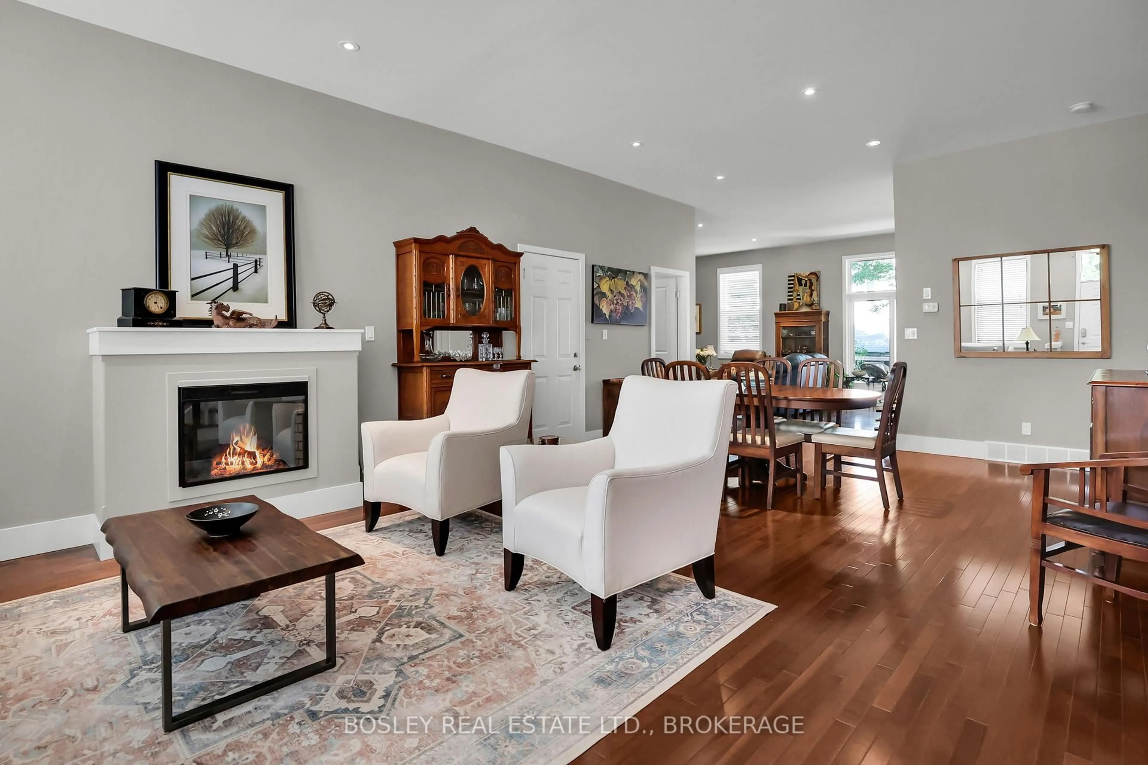Living room with furniture, wood/laminate floor for 481 Victoria St #3, Niagara-on-the-Lake Ontario L0S 1J0