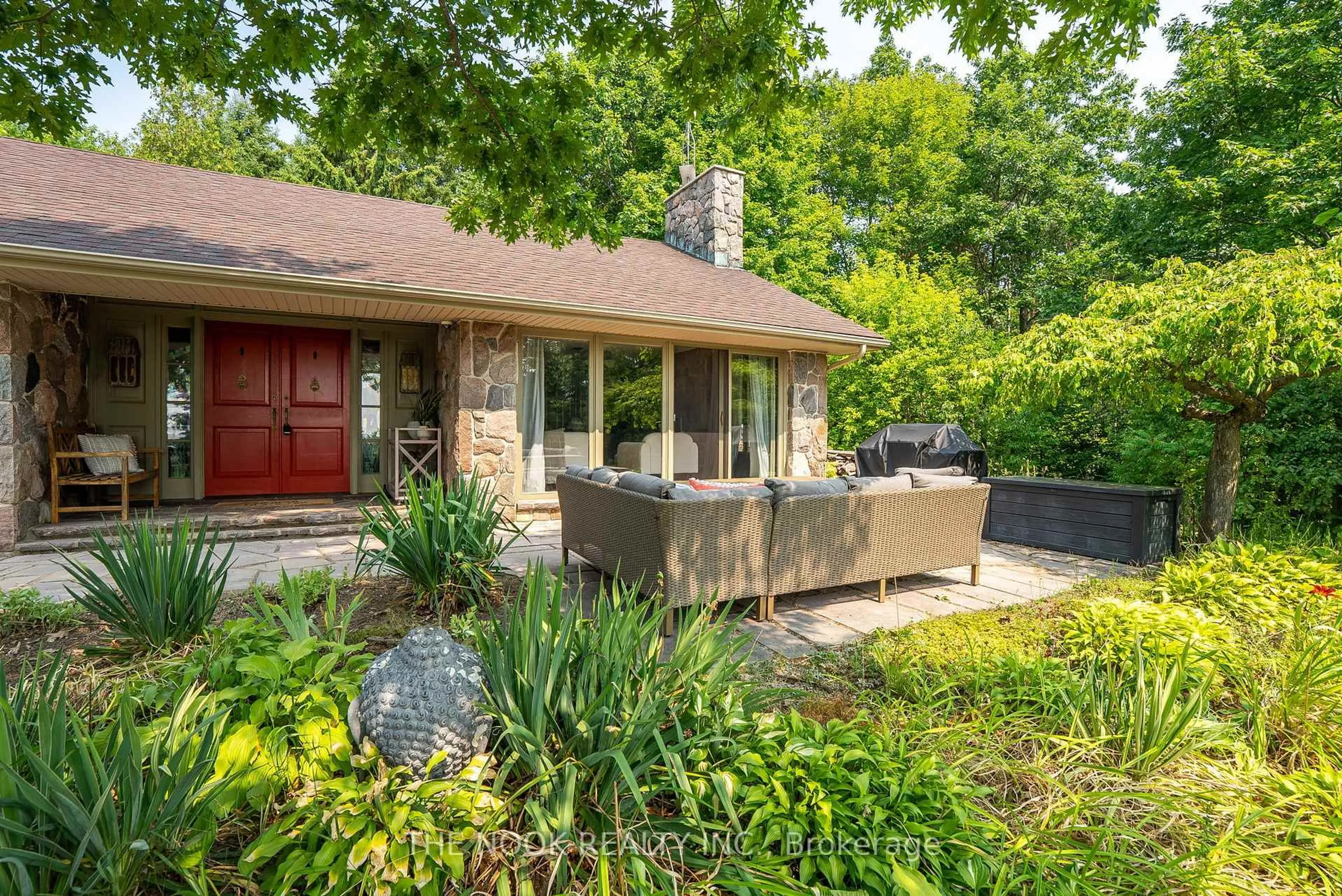 Patio, street for 41 Hillview Rd, Brighton Ontario K0K 1H0