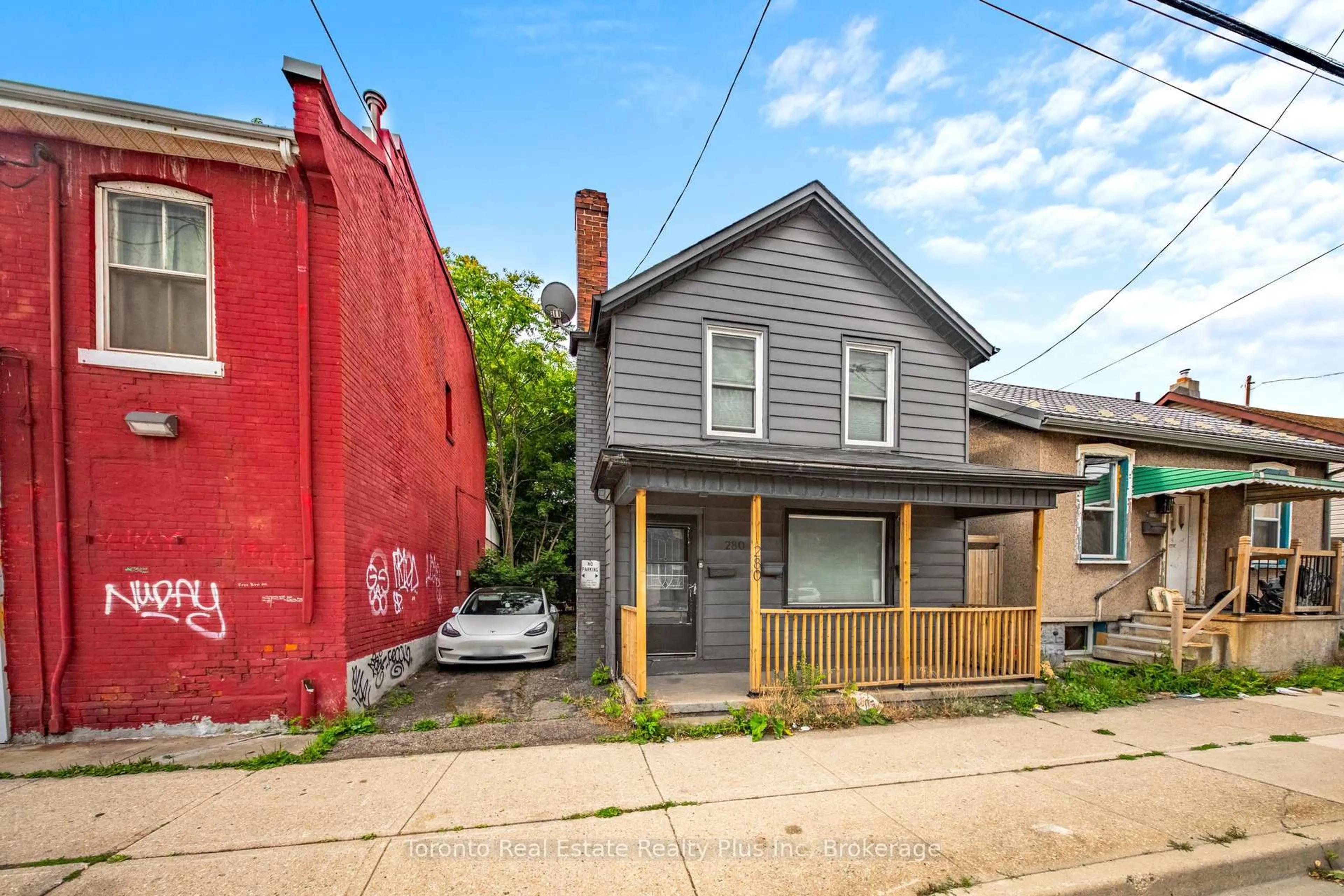 Home with brick exterior material, street for 280 Cannon St, Hamilton Ontario L8L 2B5