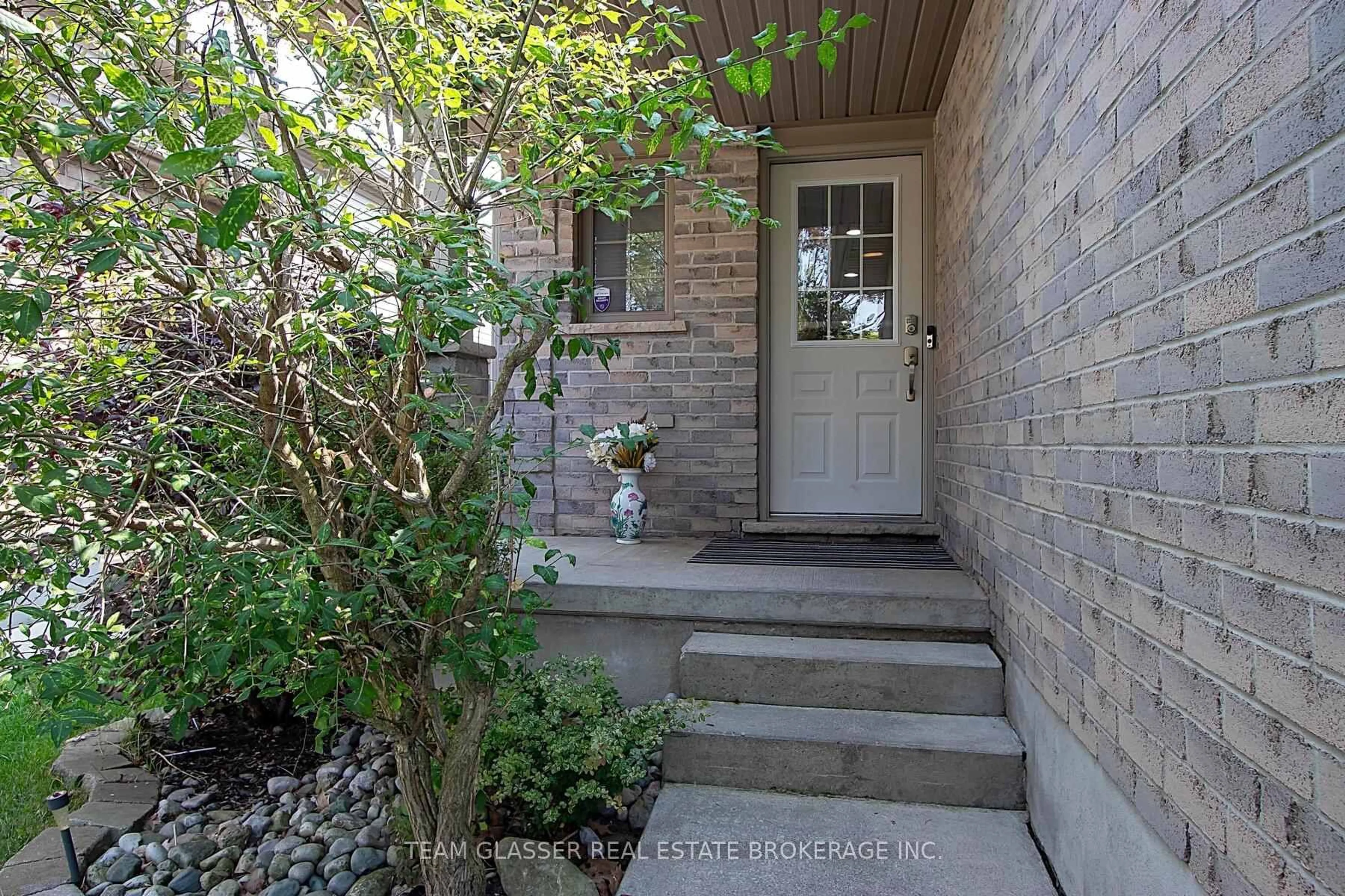 Indoor entryway for 21 Faith Blvd, St. Thomas Ontario N5R 6L3