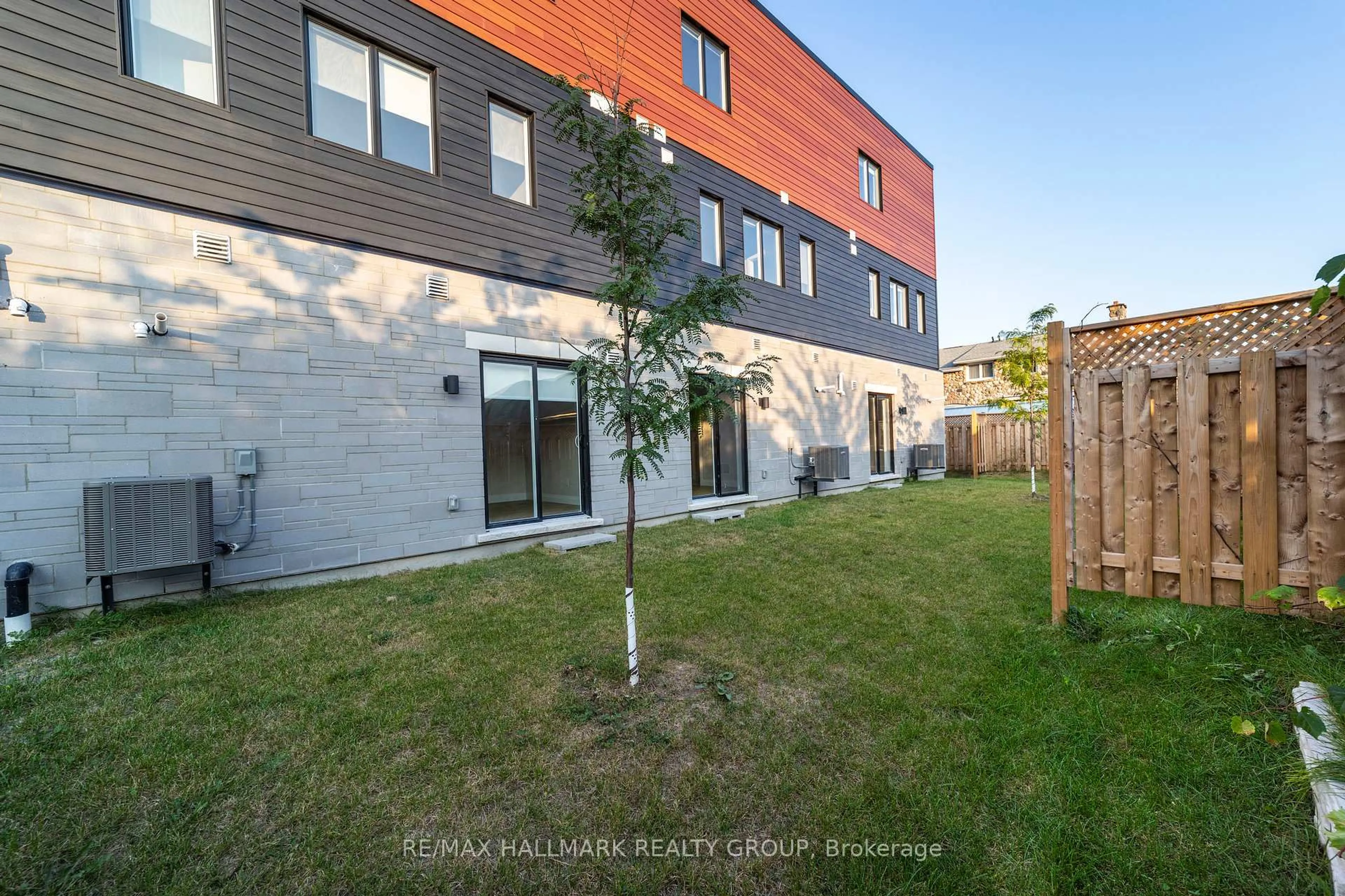 A pic from outside/outdoor area/front of a property/back of a property/a pic from drone, street for 809 Star Private, Ottawa Ontario K2L 1W2