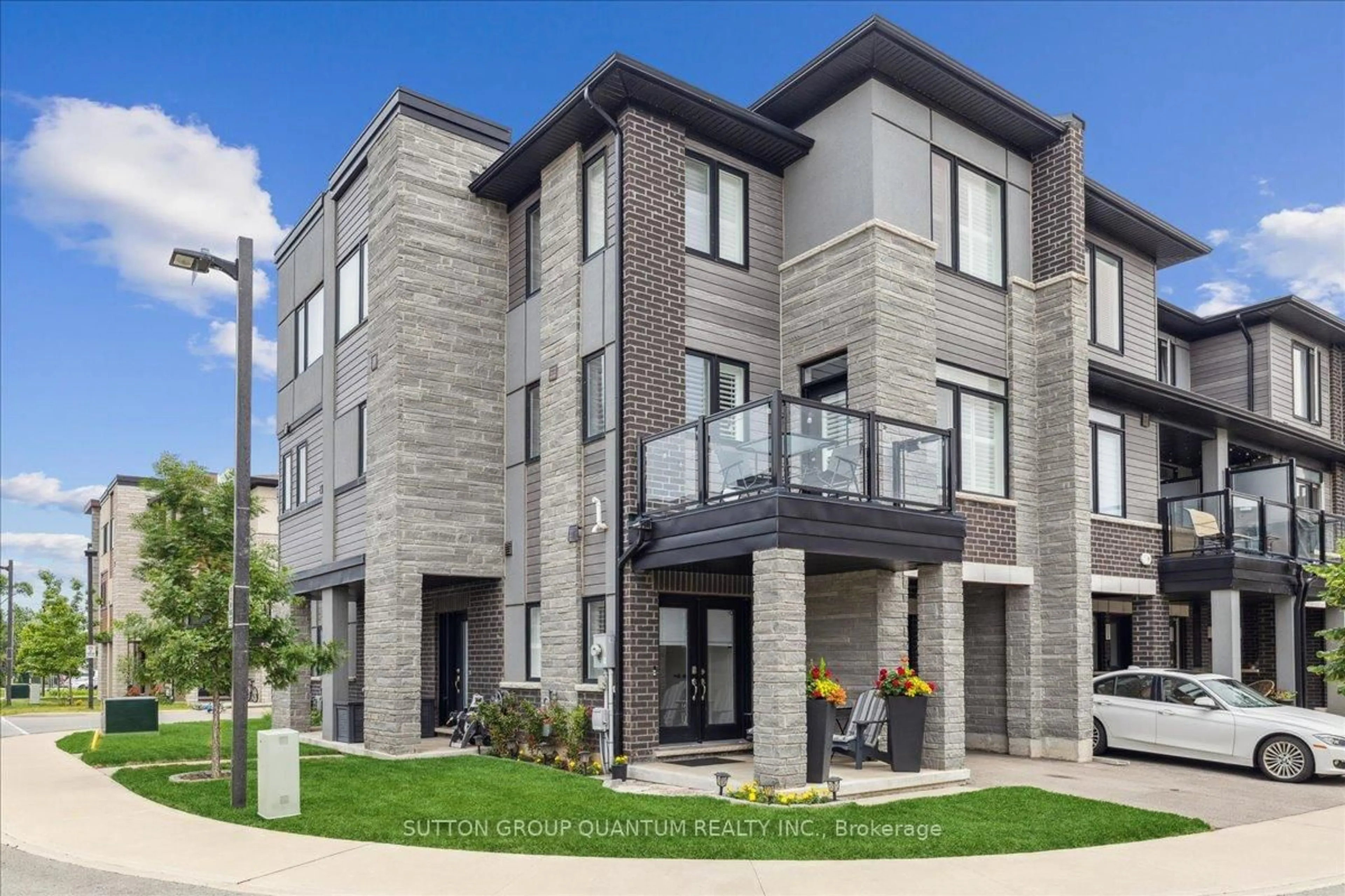 Home with brick exterior material, building for 590 North Service Rd #113, Hamilton Ontario L8E 0K5