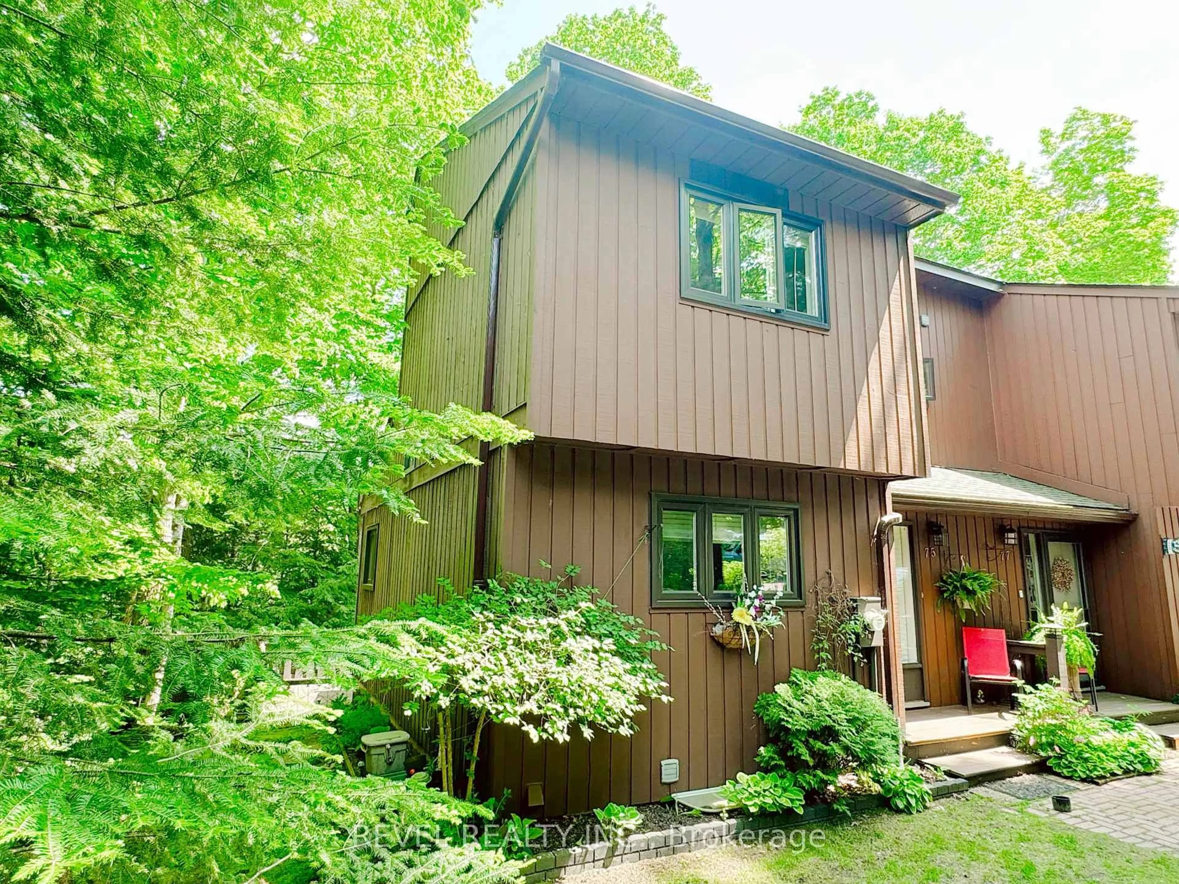 Home with vinyl exterior material, unknown for 75 Southbank Dr #5, Bracebridge Ontario P1L 1G2