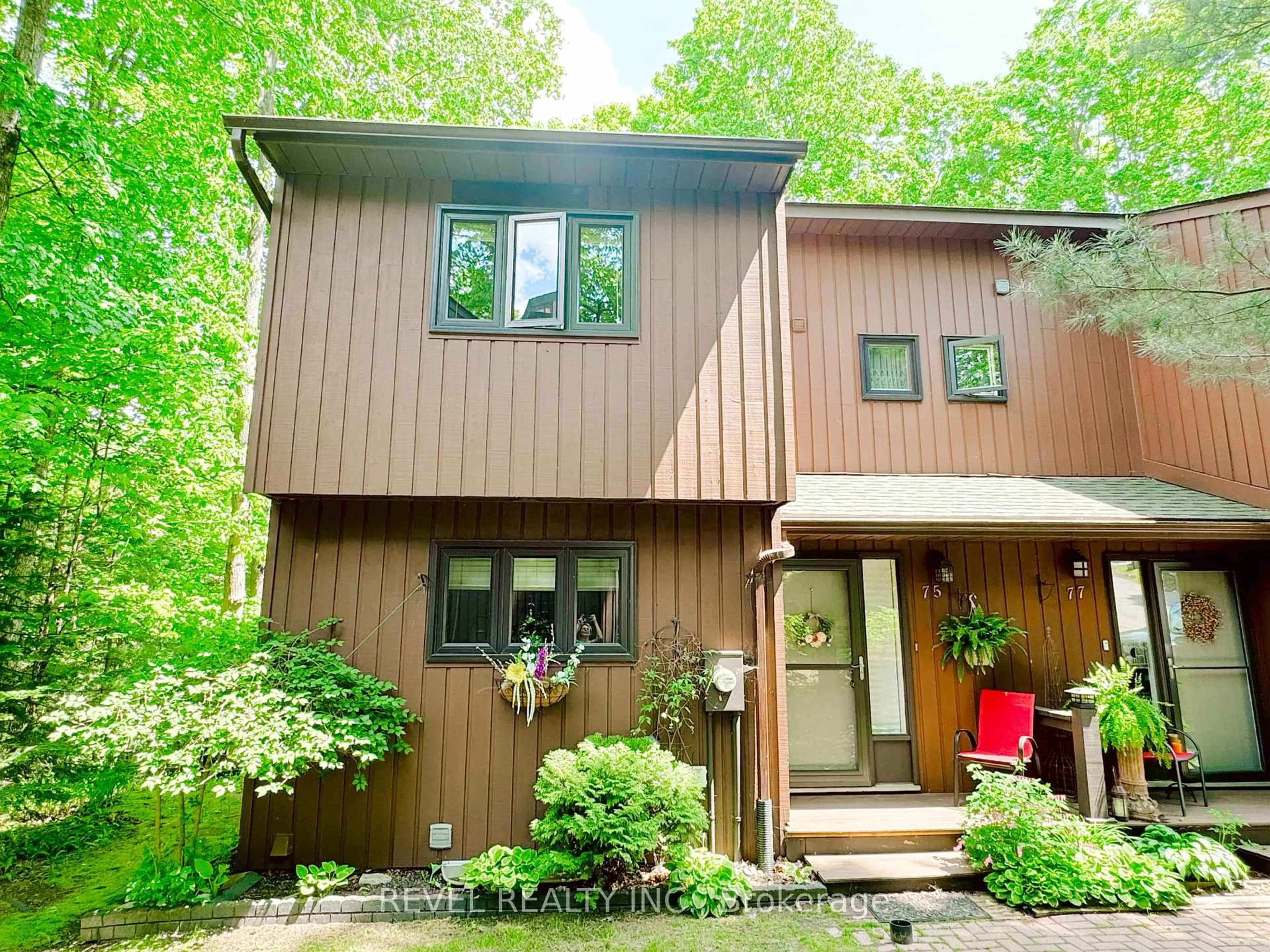Home with vinyl exterior material, unknown for 75 Southbank Dr #5, Bracebridge Ontario P1L 1G2