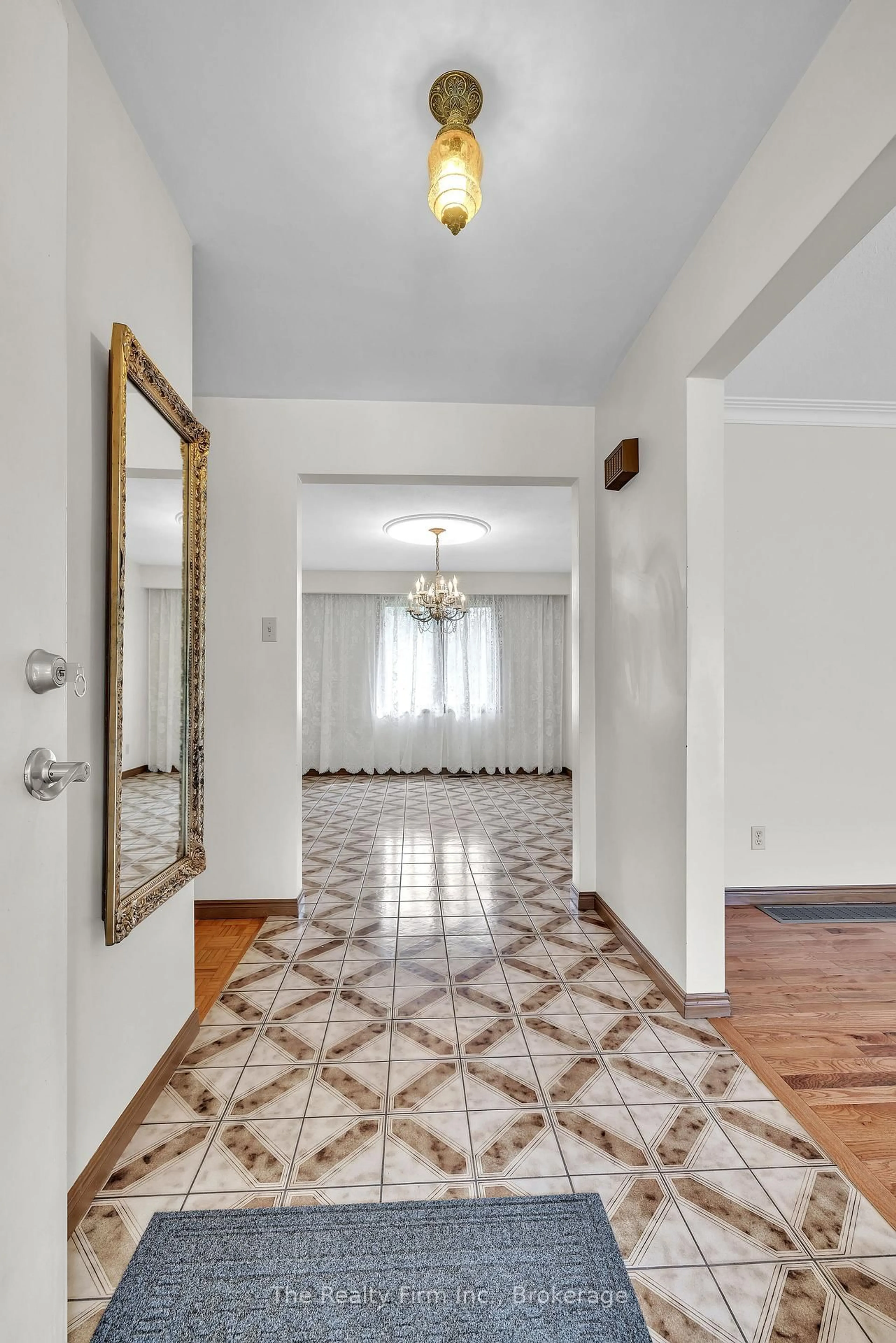 Indoor foyer for 319 Robinson St, Woodstock Ontario N4S 3B8
