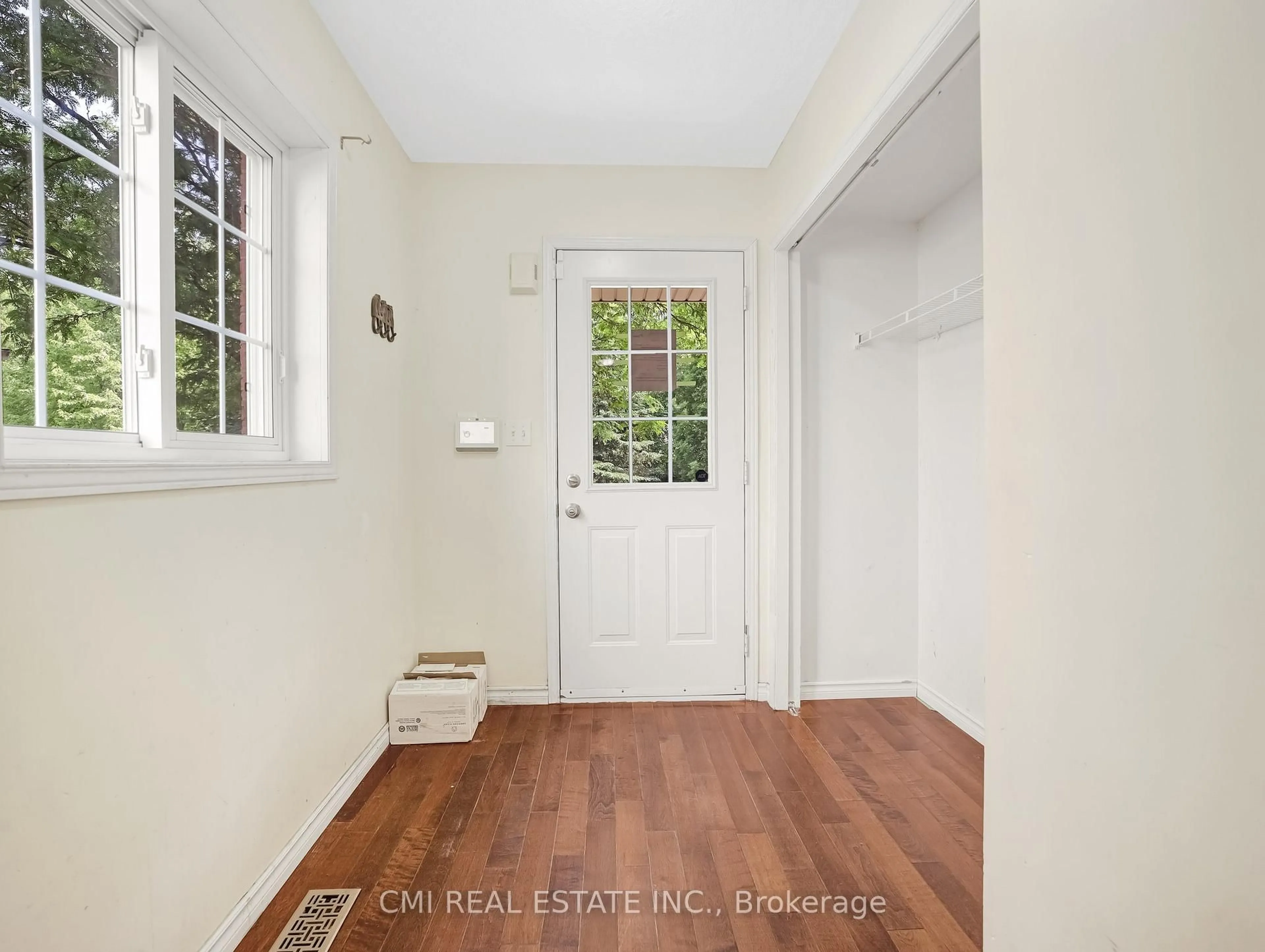 Indoor entryway for 169 Bismark Dr #33, Cambridge Ontario N2H 5S6