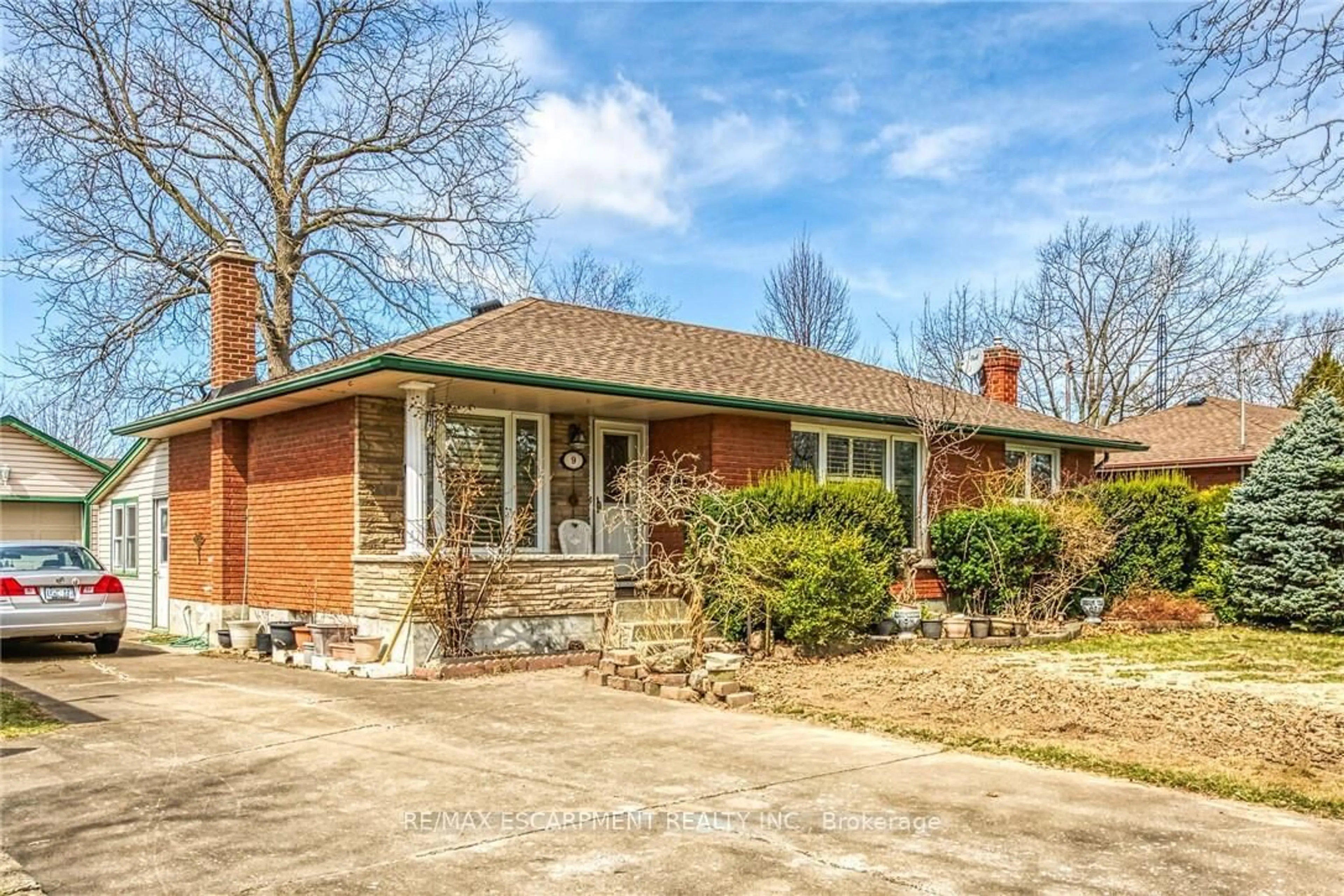 Home with brick exterior material, street for 9 Gavin Dr, St. Catharines Ontario L2M 2X4