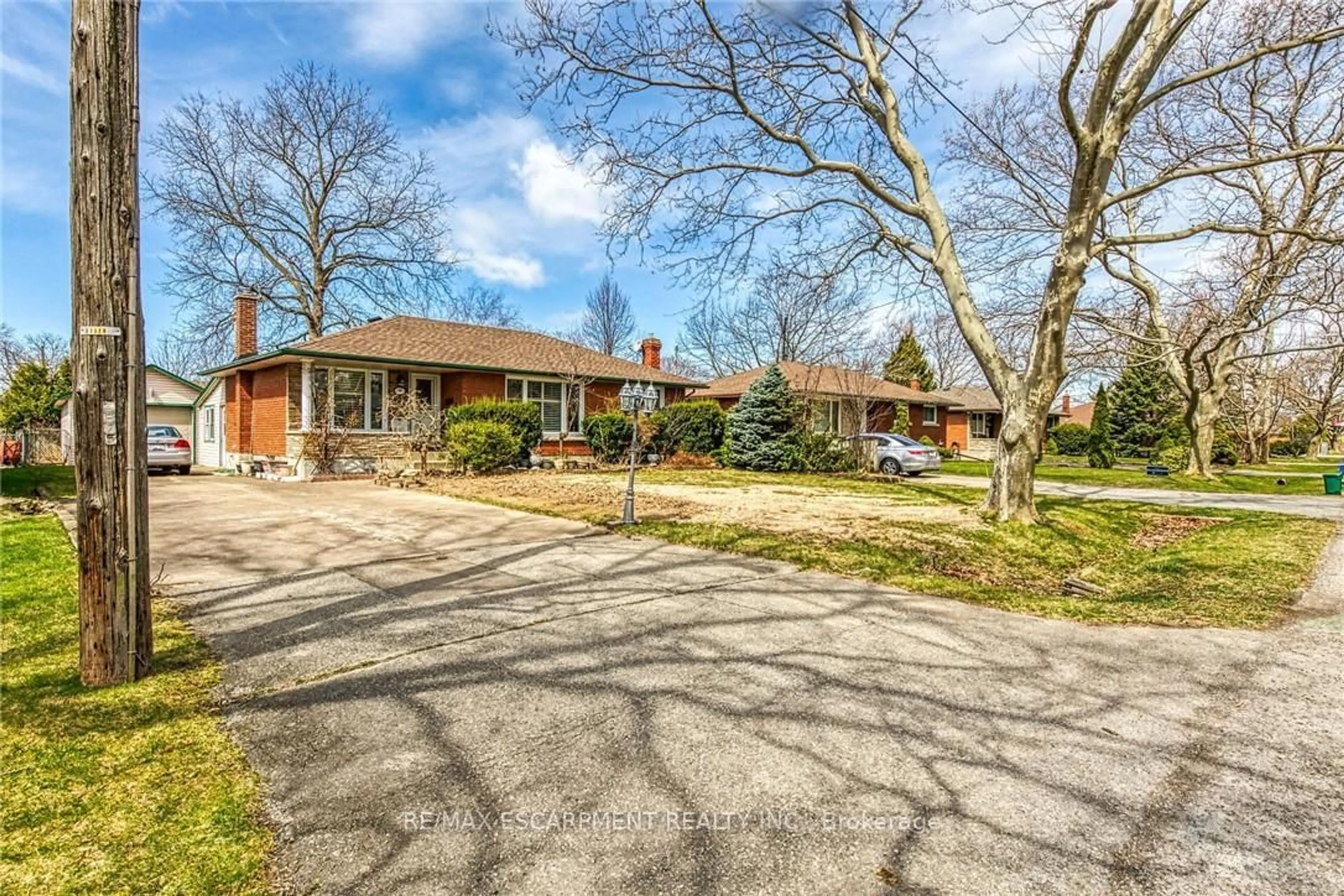 A pic from outside/outdoor area/front of a property/back of a property/a pic from drone, street for 9 Gavin Dr, St. Catharines Ontario L2M 2X4
