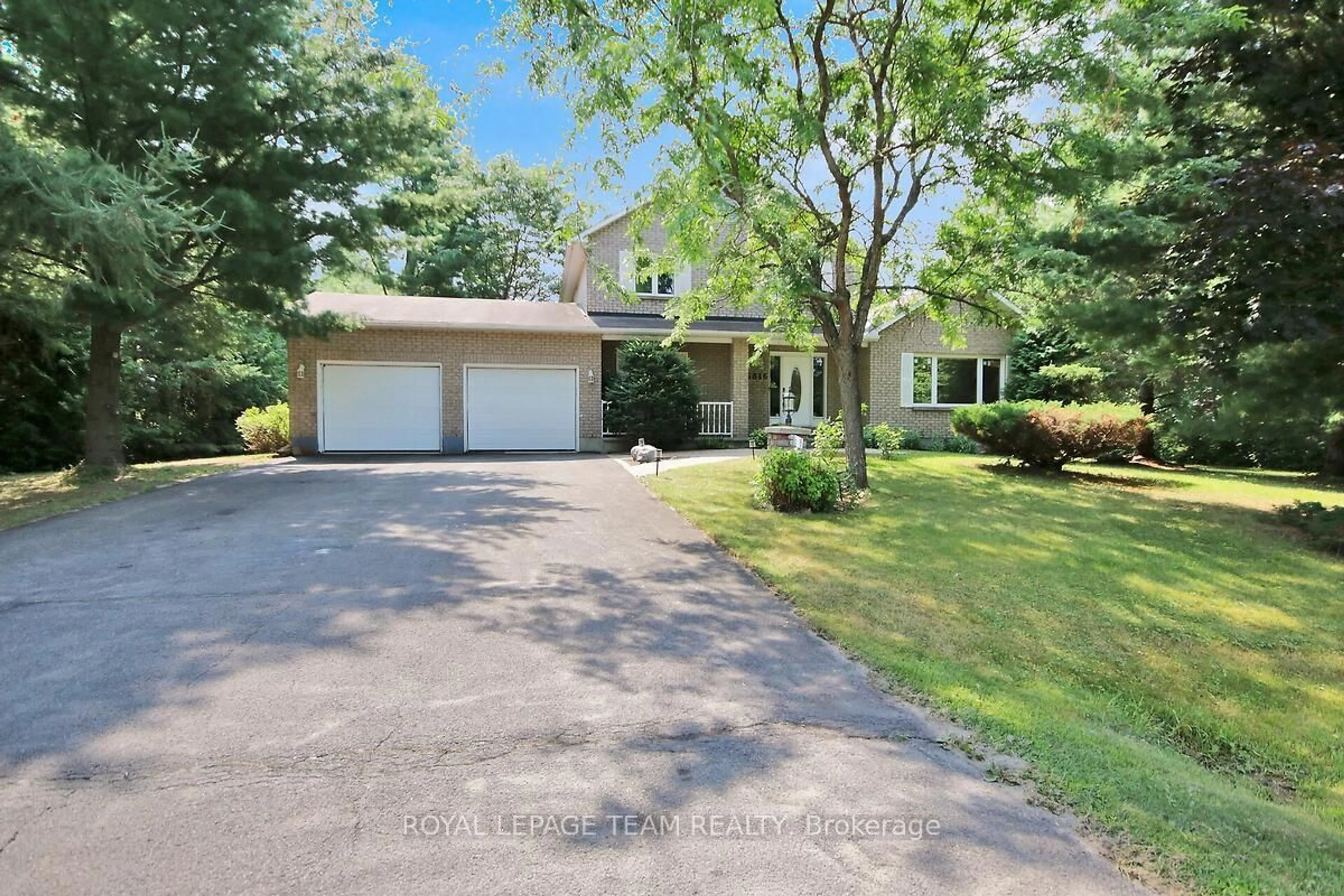 A pic from outside/outdoor area/front of a property/back of a property/a pic from drone, water/lake/river/ocean view for 6616 SUNCREST Dr, Ottawa Ontario K4P 1B3