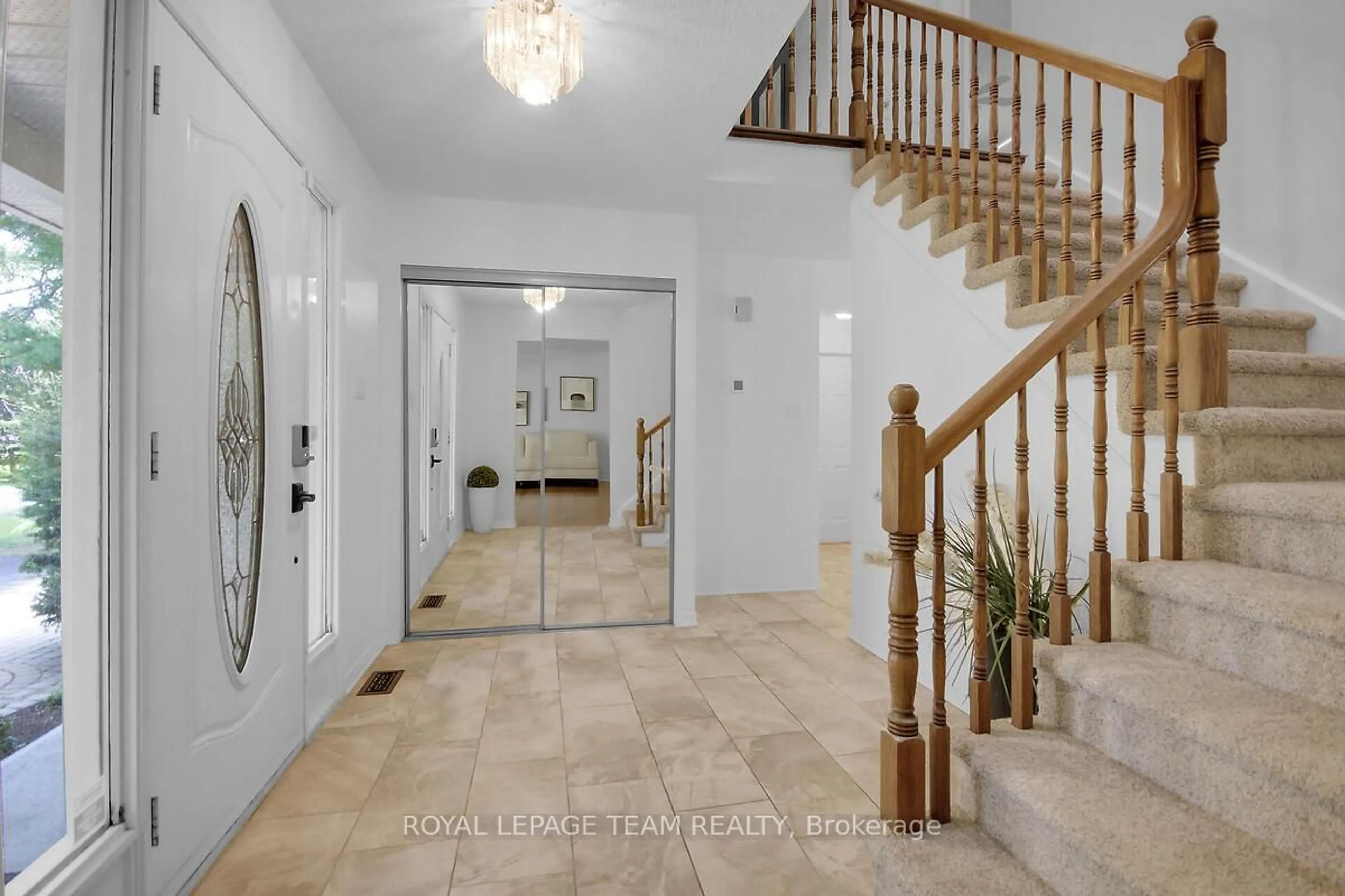 Indoor foyer for 6616 SUNCREST Dr, Ottawa Ontario K4P 1B3