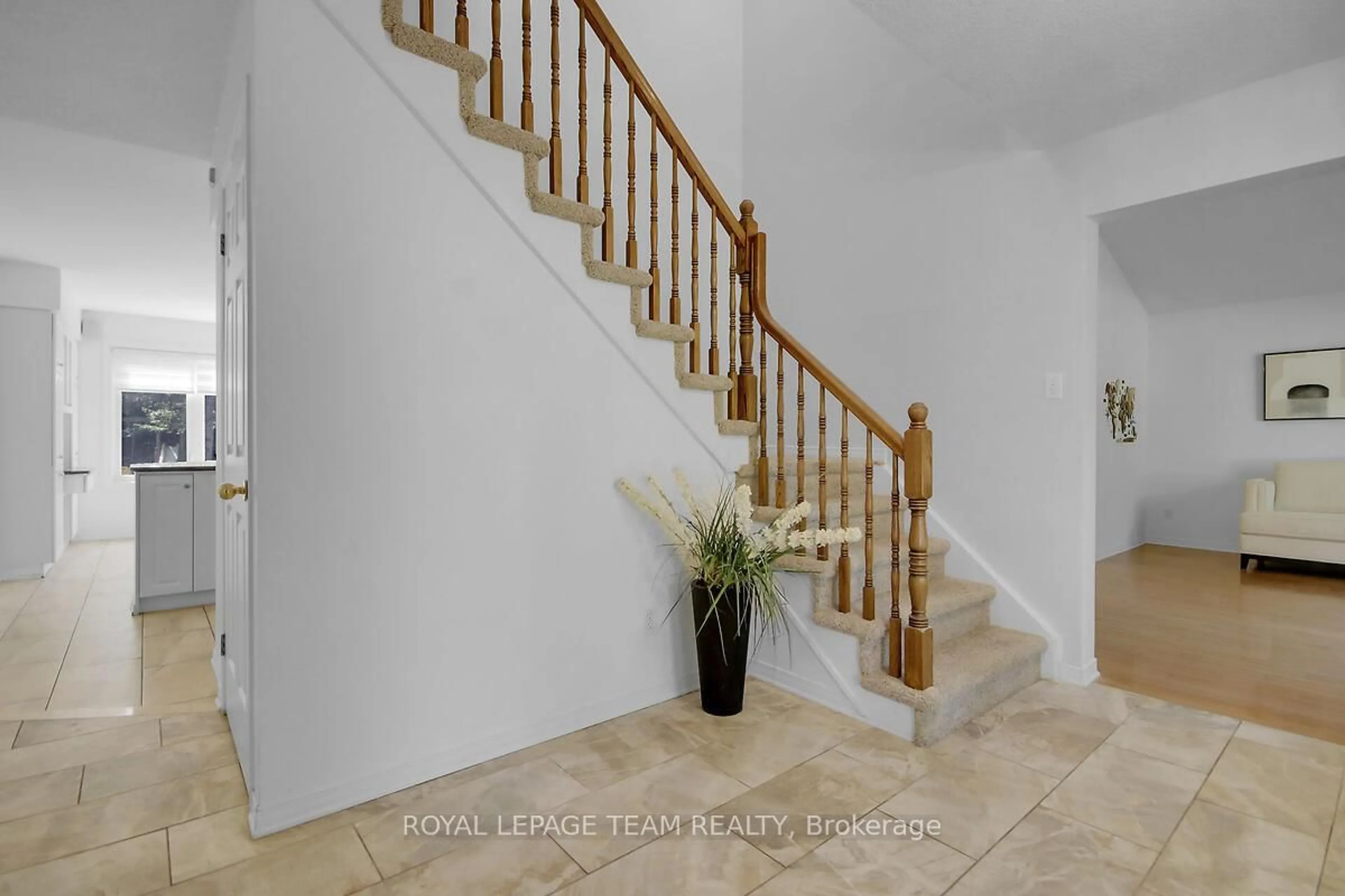 Stairs for 6616 SUNCREST Dr, Ottawa Ontario K4P 1B3