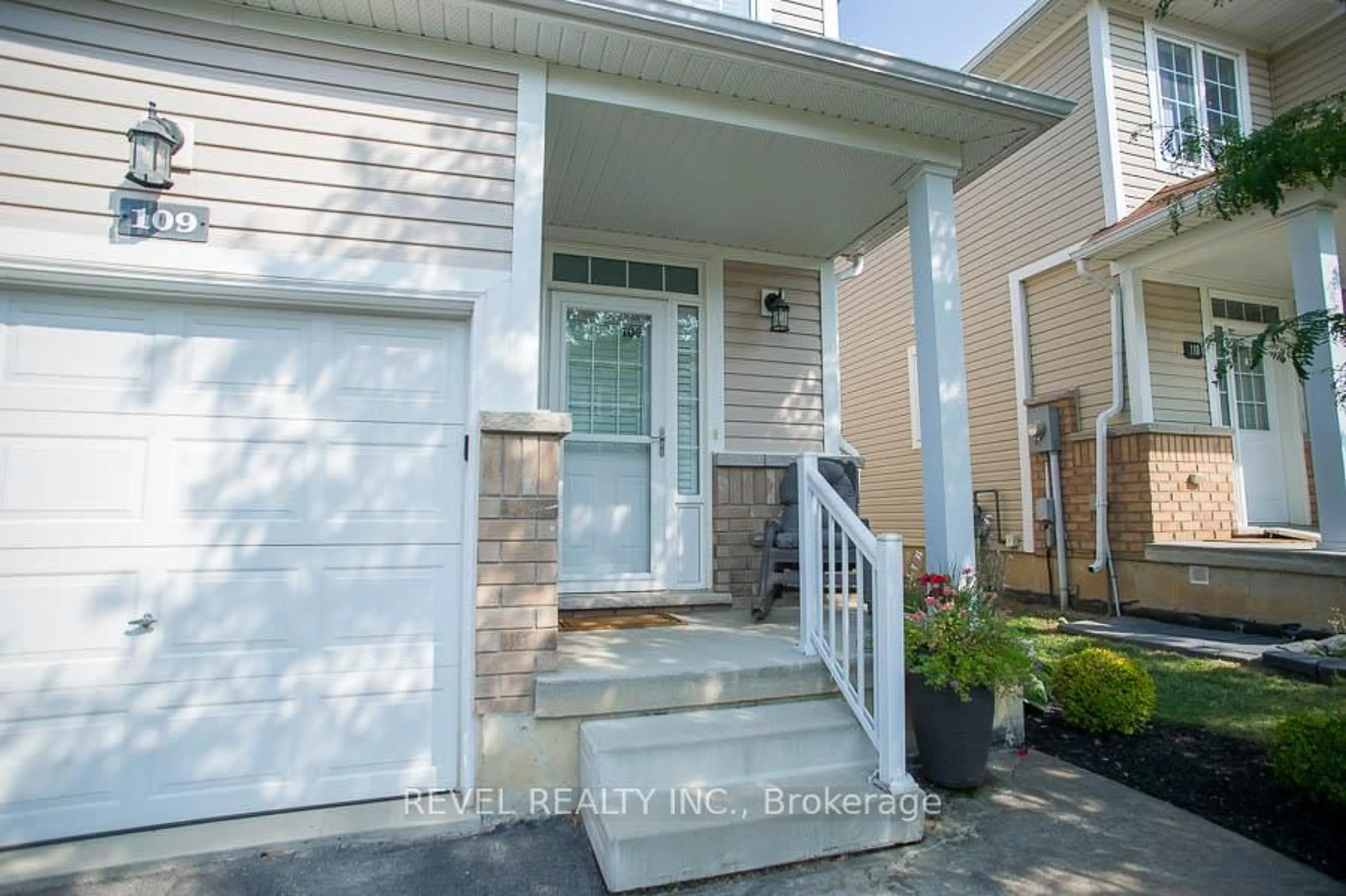 Indoor entryway for 21 Diana Ave #109, Brantford Ontario N3T 0G7