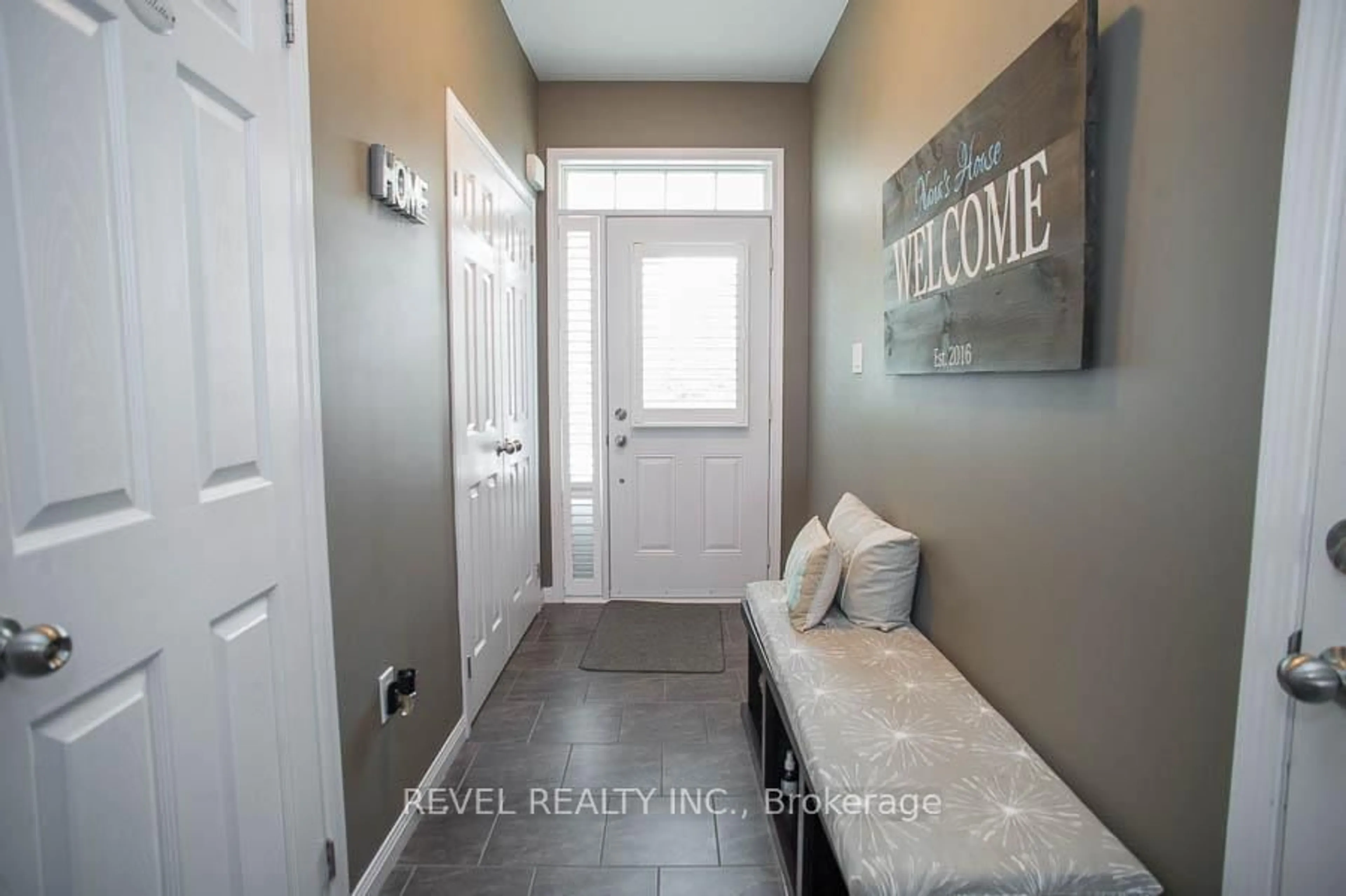 Indoor entryway for 21 Diana Ave #109, Brantford Ontario N3T 0G7