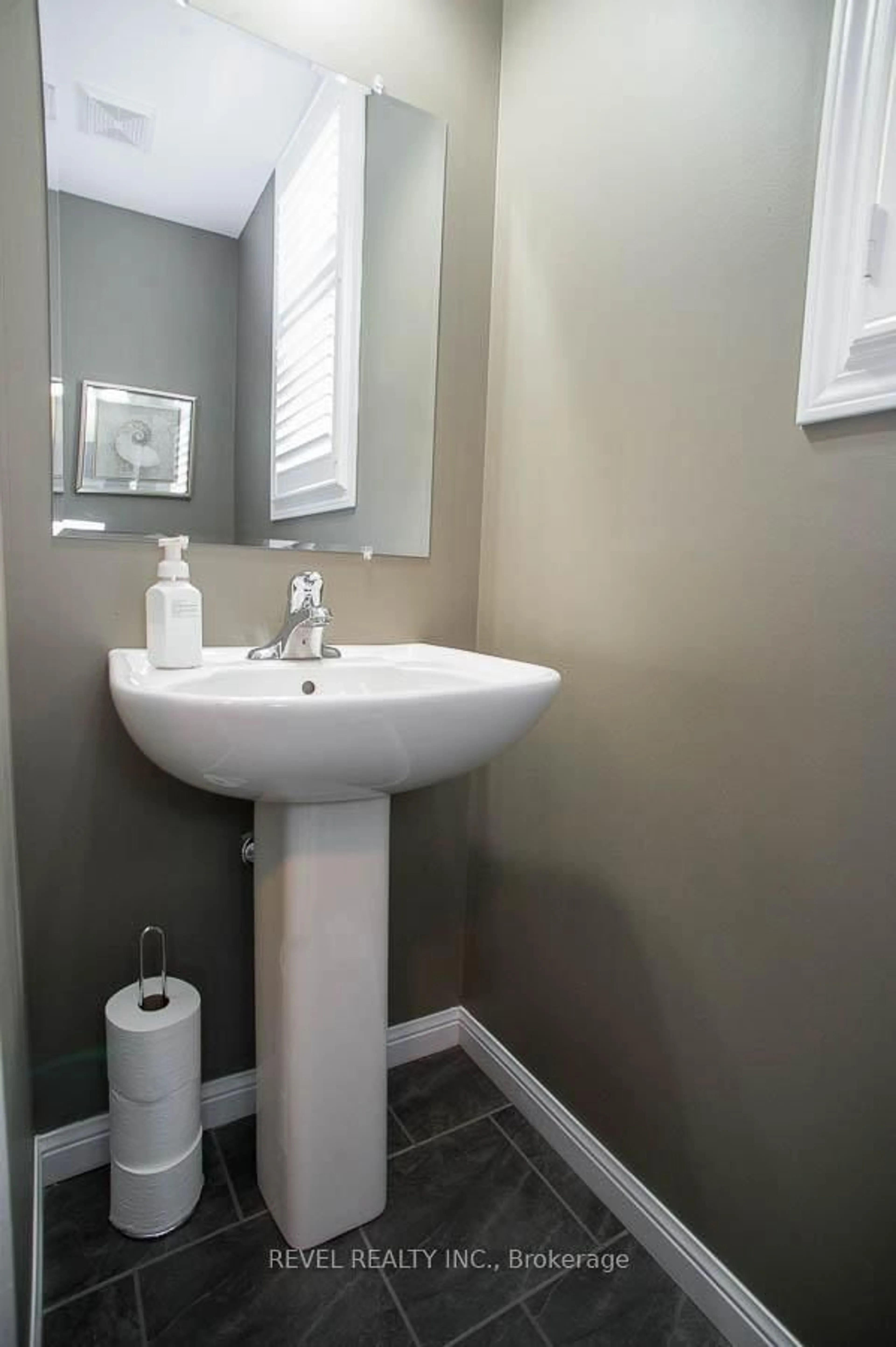 Standard bathroom, ceramic/tile floor for 21 Diana Ave #109, Brantford Ontario N3T 0G7