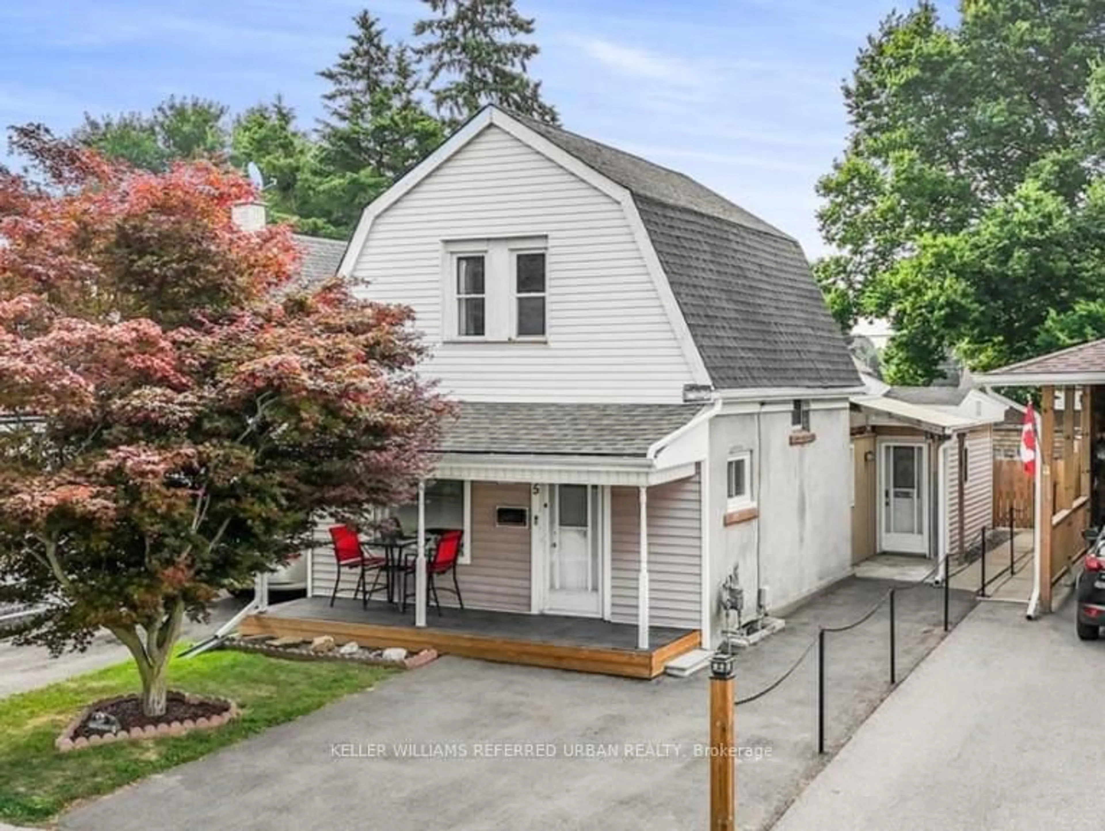A pic from outside/outdoor area/front of a property/back of a property/a pic from drone, street for 5 Hill Ave, Brantford Ontario N3R 4G8