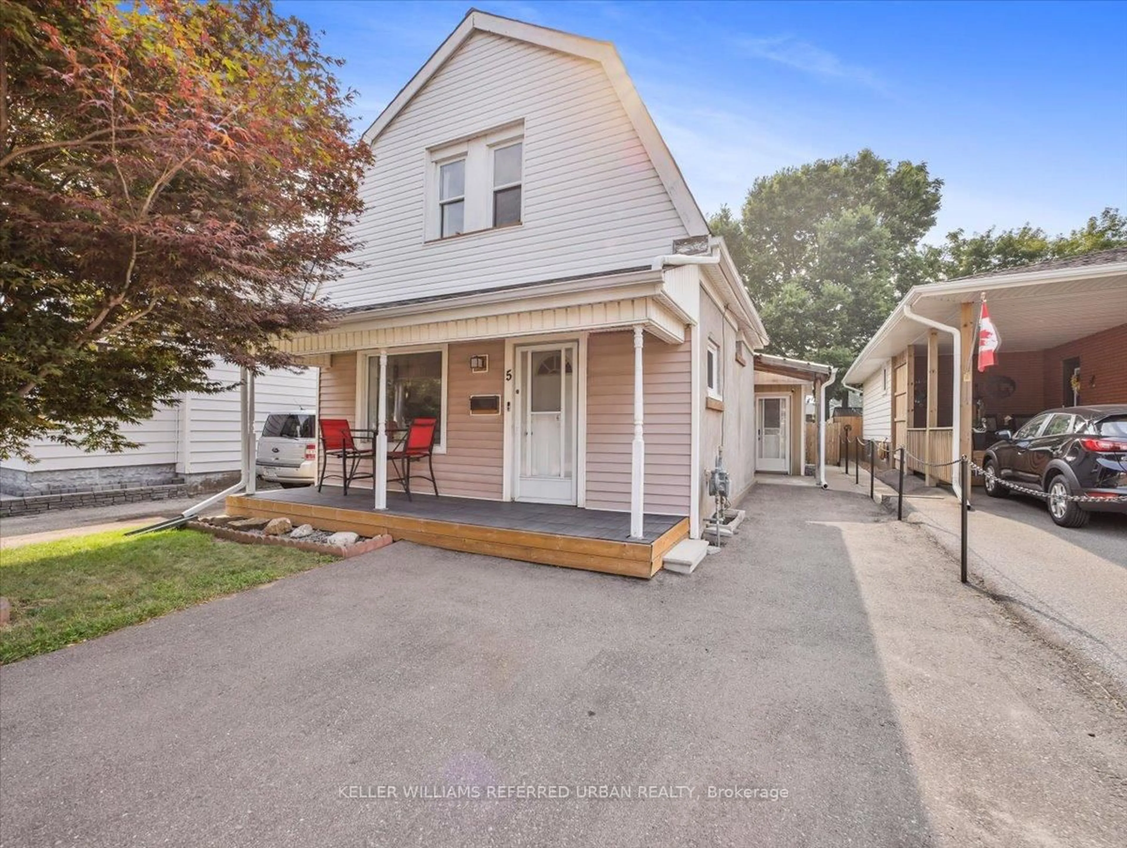 A pic from outside/outdoor area/front of a property/back of a property/a pic from drone, street for 5 Hill Ave, Brantford Ontario N3R 4G8