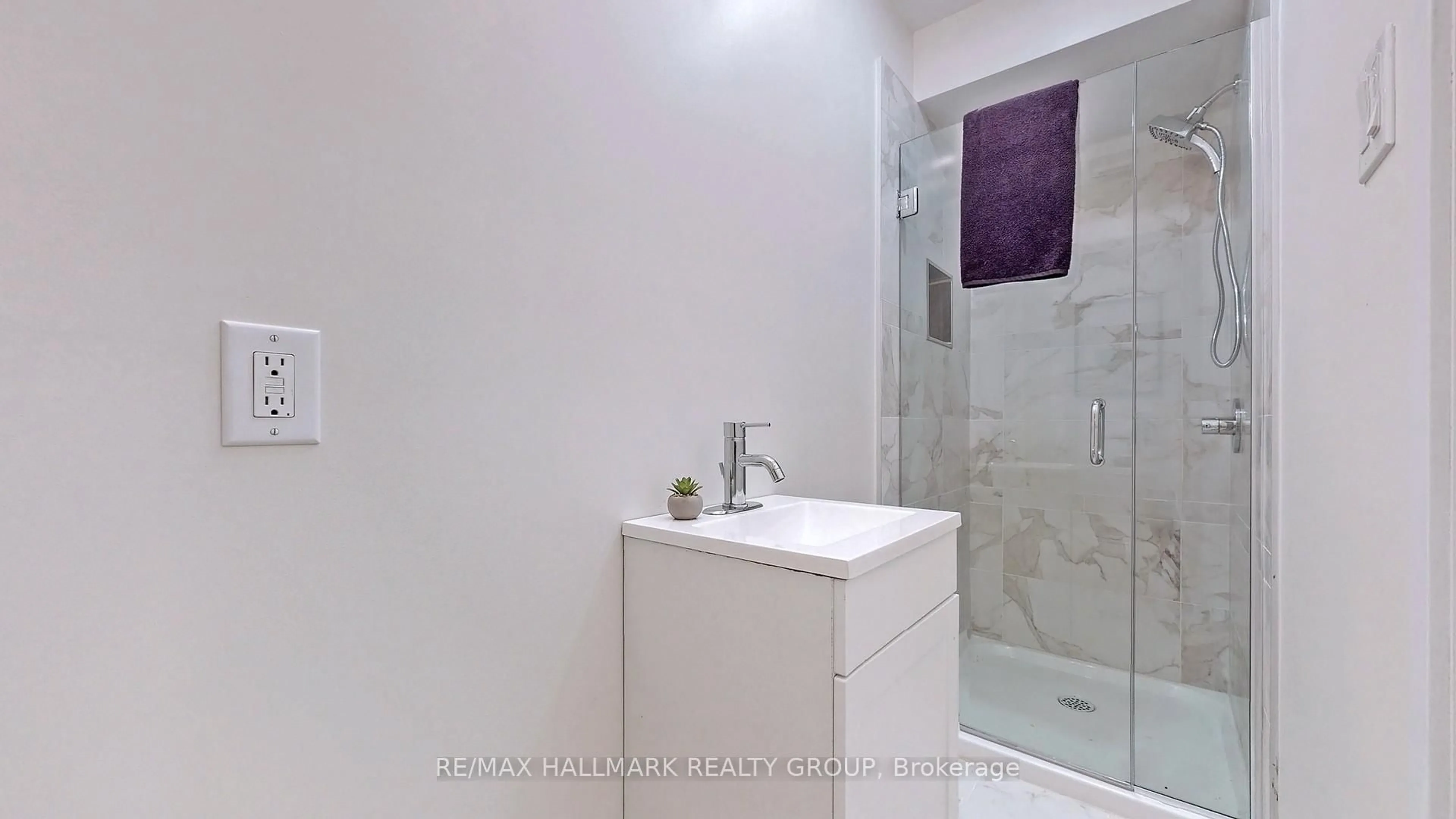 Standard bathroom, ceramic/tile floor for 815 Star Private, Ottawa Ontario K2L 1W2