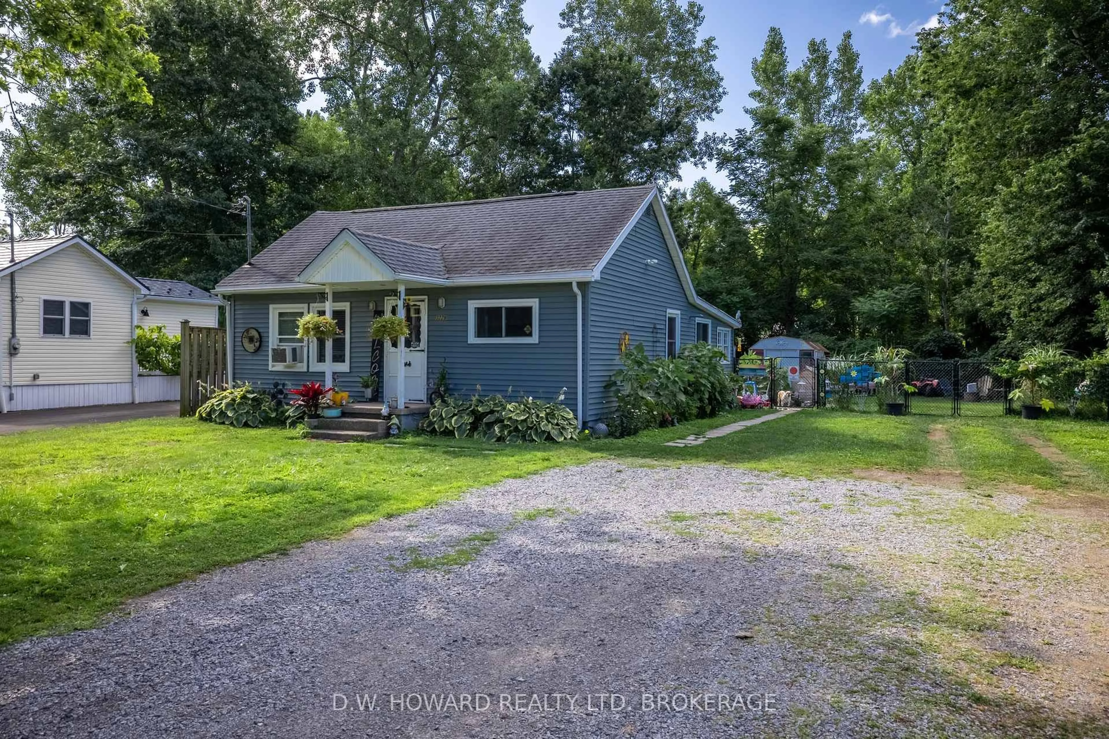 A pic from outside/outdoor area/front of a property/back of a property/a pic from drone, street for 3229 Grove Ave, Fort Erie Ontario L0S 1N0