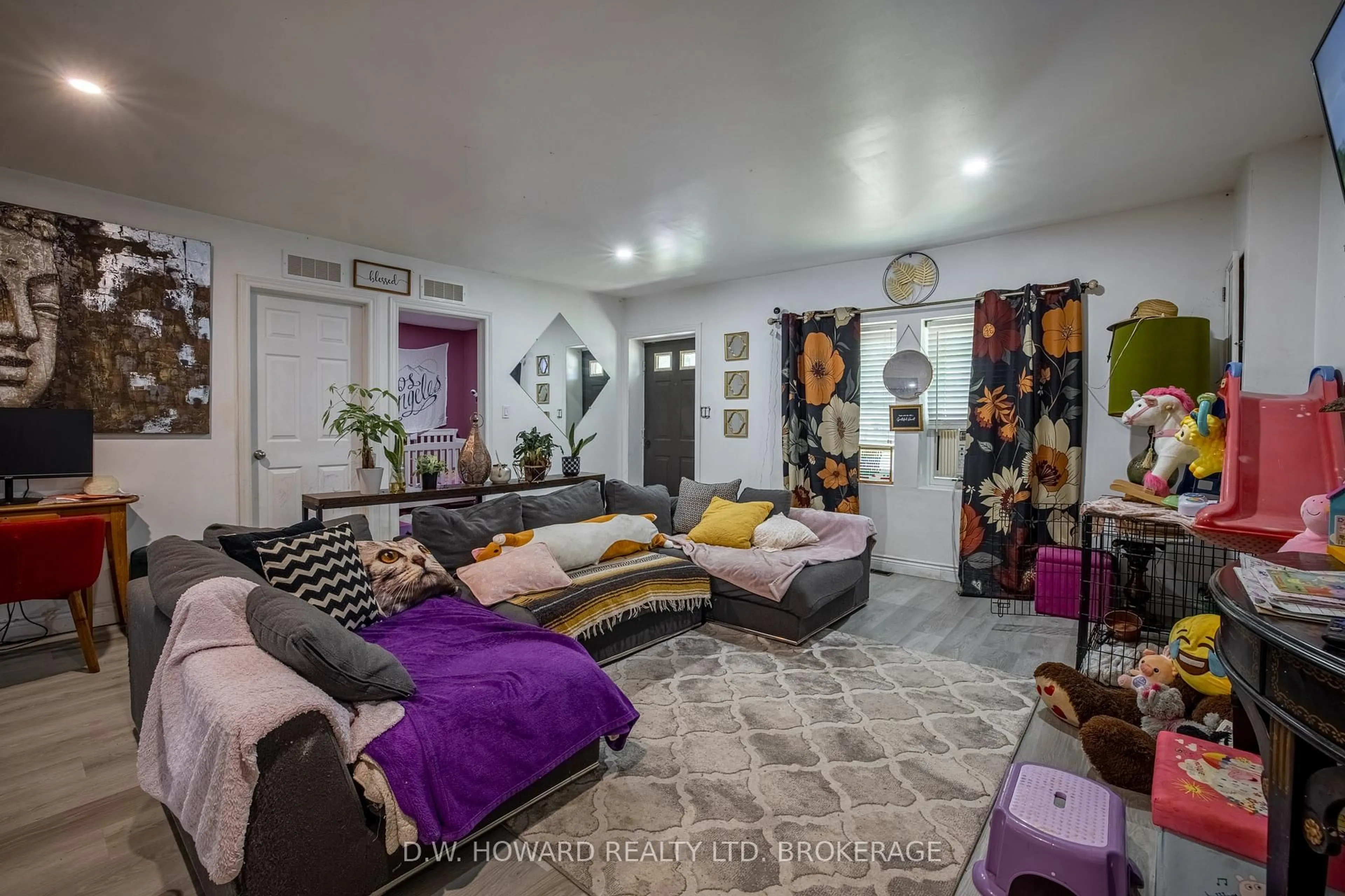 Living room with furniture, unknown for 3229 Grove Ave, Fort Erie Ontario L0S 1N0