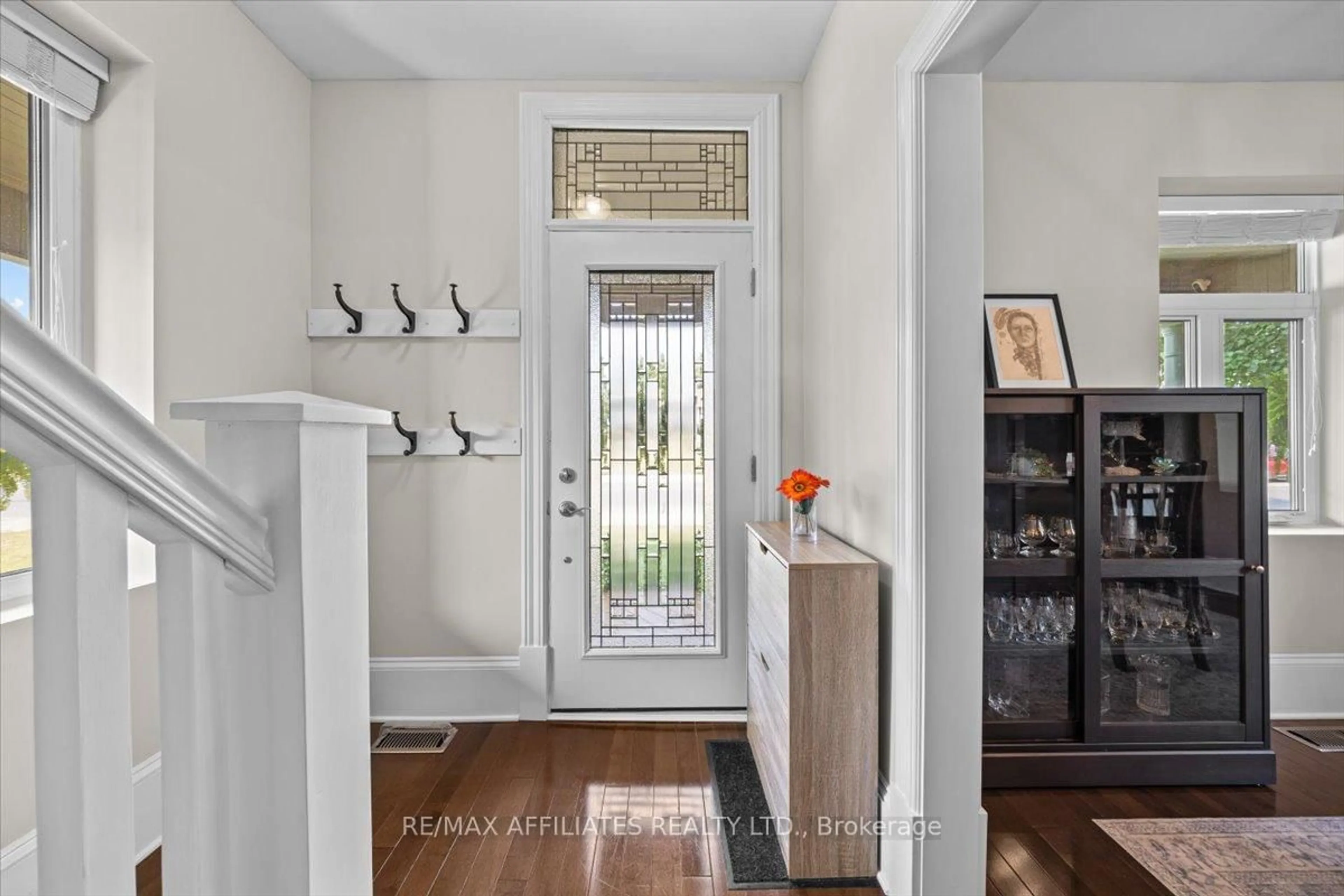 Indoor entryway for 30 Queen St, Smiths Falls Ontario K7A 3N2