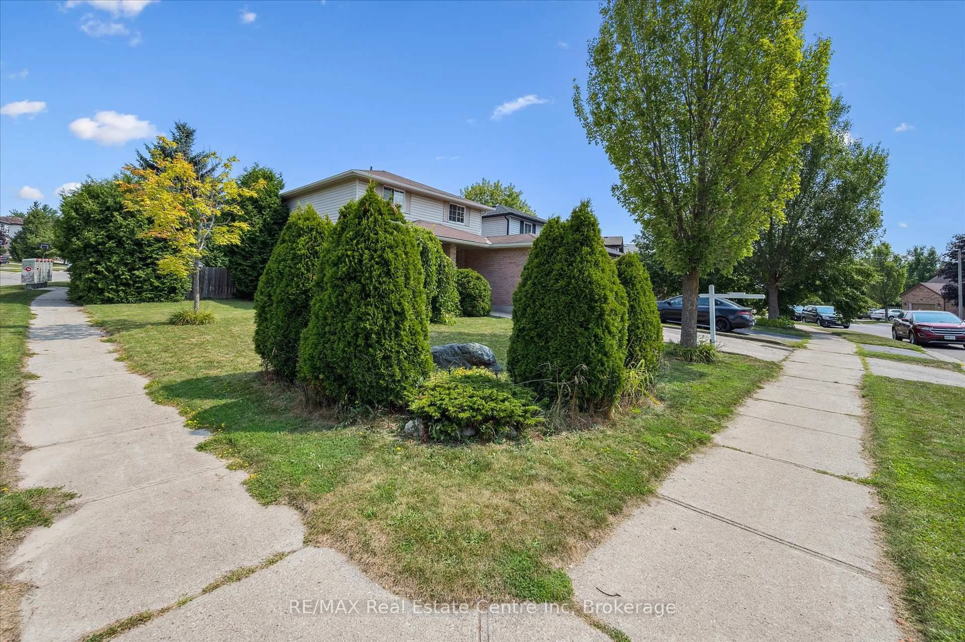 A pic from outside/outdoor area/front of a property/back of a property/a pic from drone, street for 46 Watt St, Guelph Ontario N1E 6W7