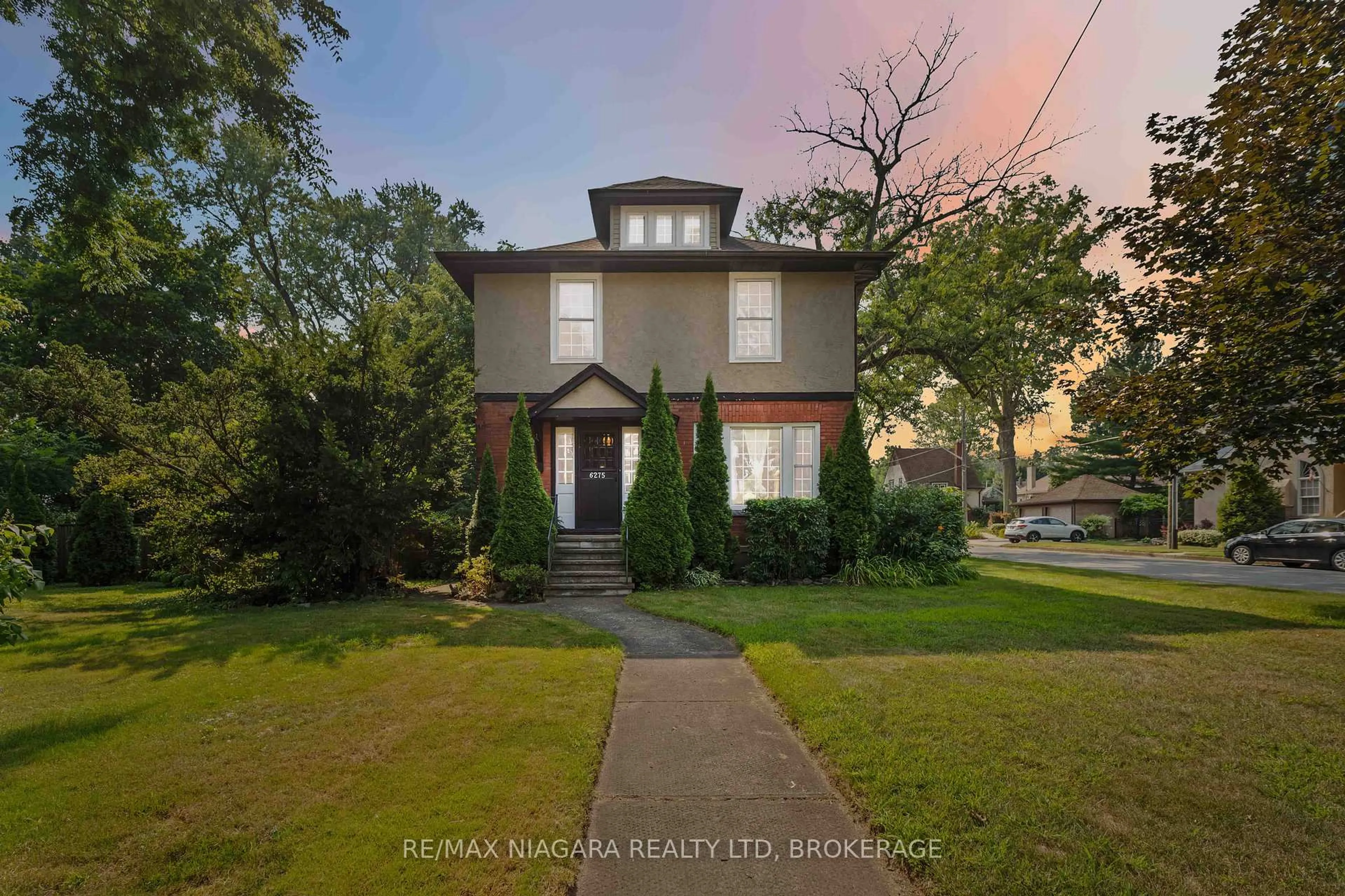 A pic from outside/outdoor area/front of a property/back of a property/a pic from drone, street for 6275 Pine Grove Ave, Niagara Falls Ontario L2G 4J4