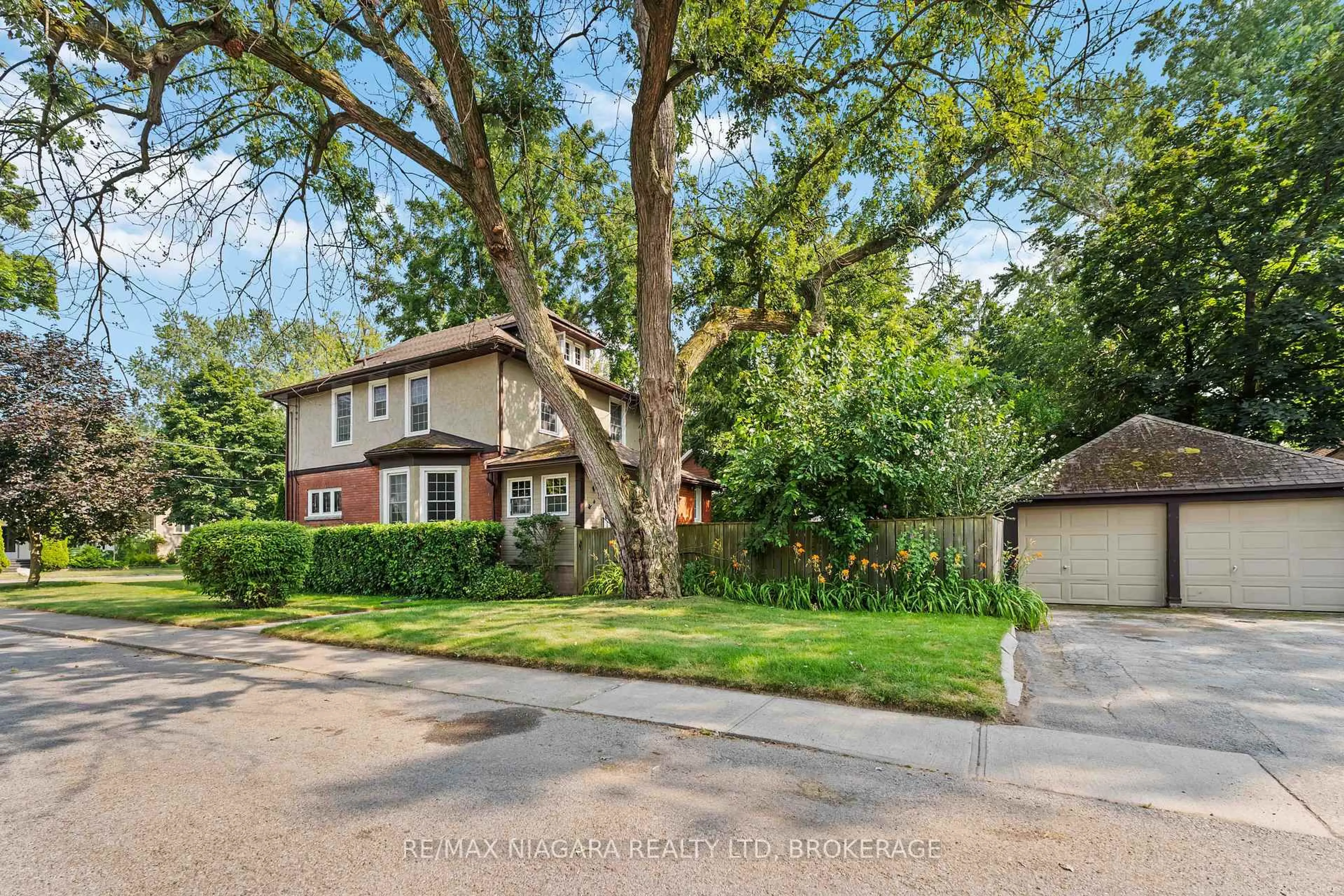Home with brick exterior material, street for 6275 Pine Grove Ave, Niagara Falls Ontario L2G 4J4