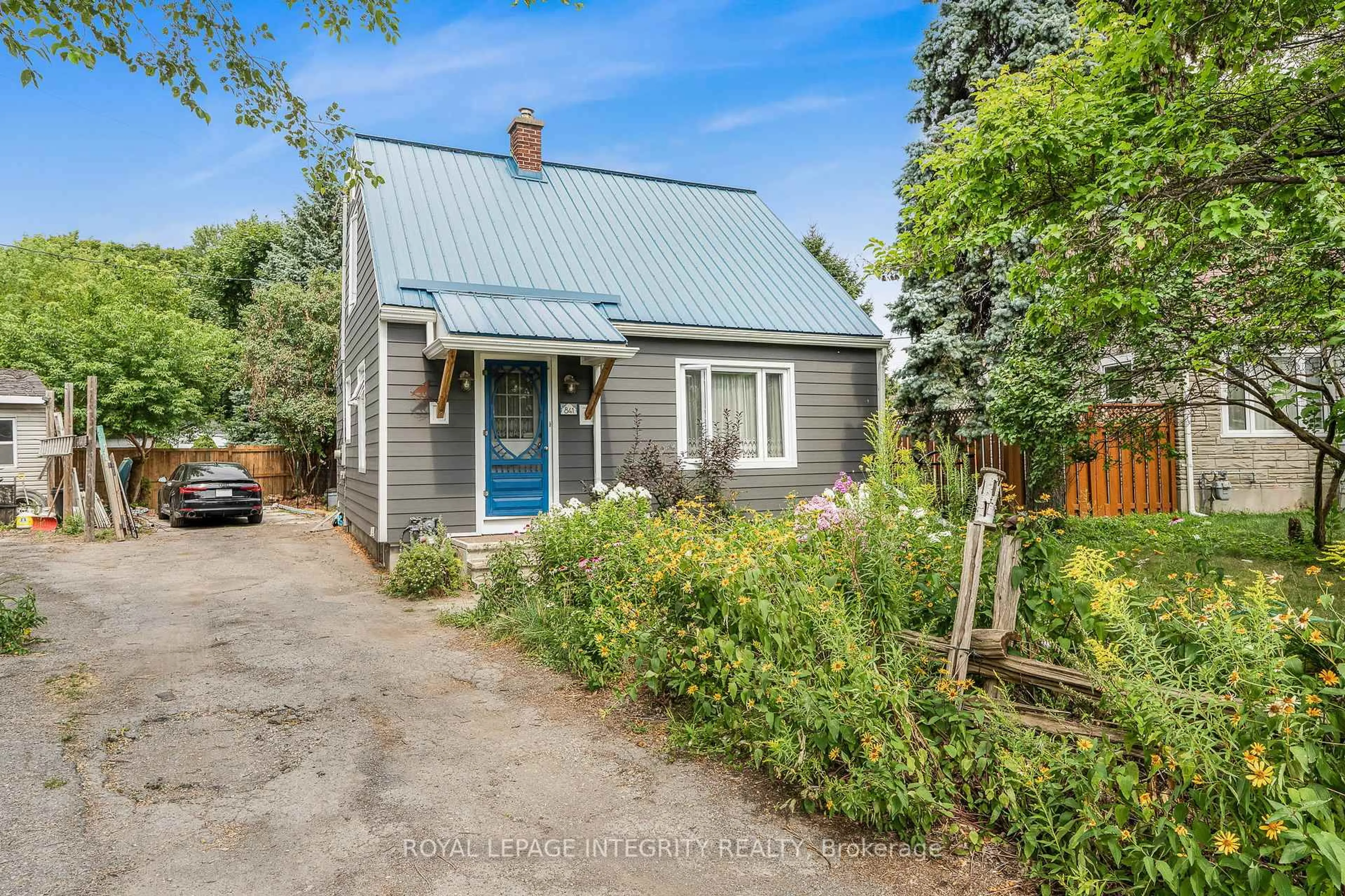 A pic from outside/outdoor area/front of a property/back of a property/a pic from drone, street for 841 Merivale Rd, Ottawa Ontario K1Z 5Z7