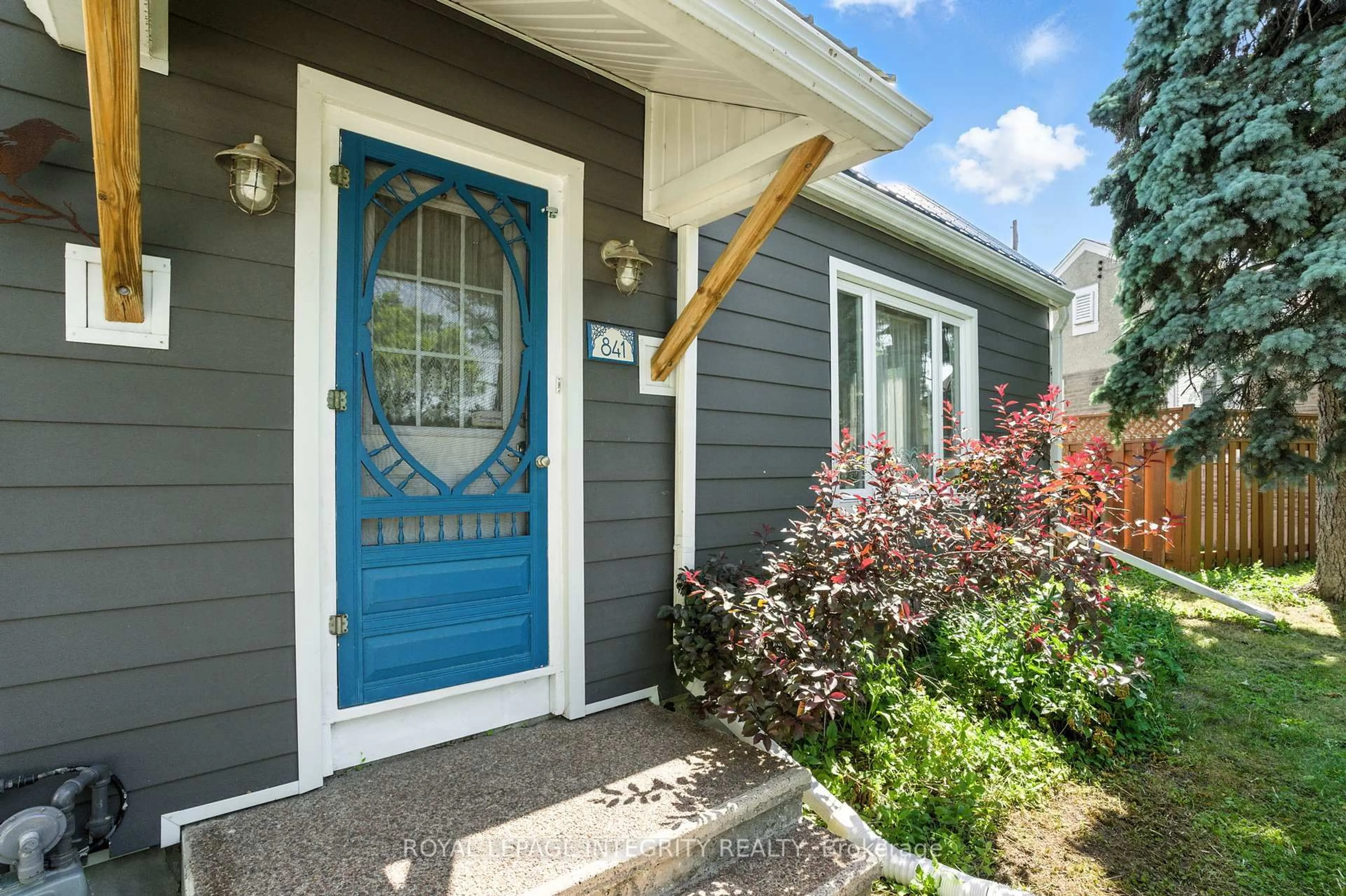Home with vinyl exterior material, street for 841 Merivale Rd, Ottawa Ontario K1Z 5Z7