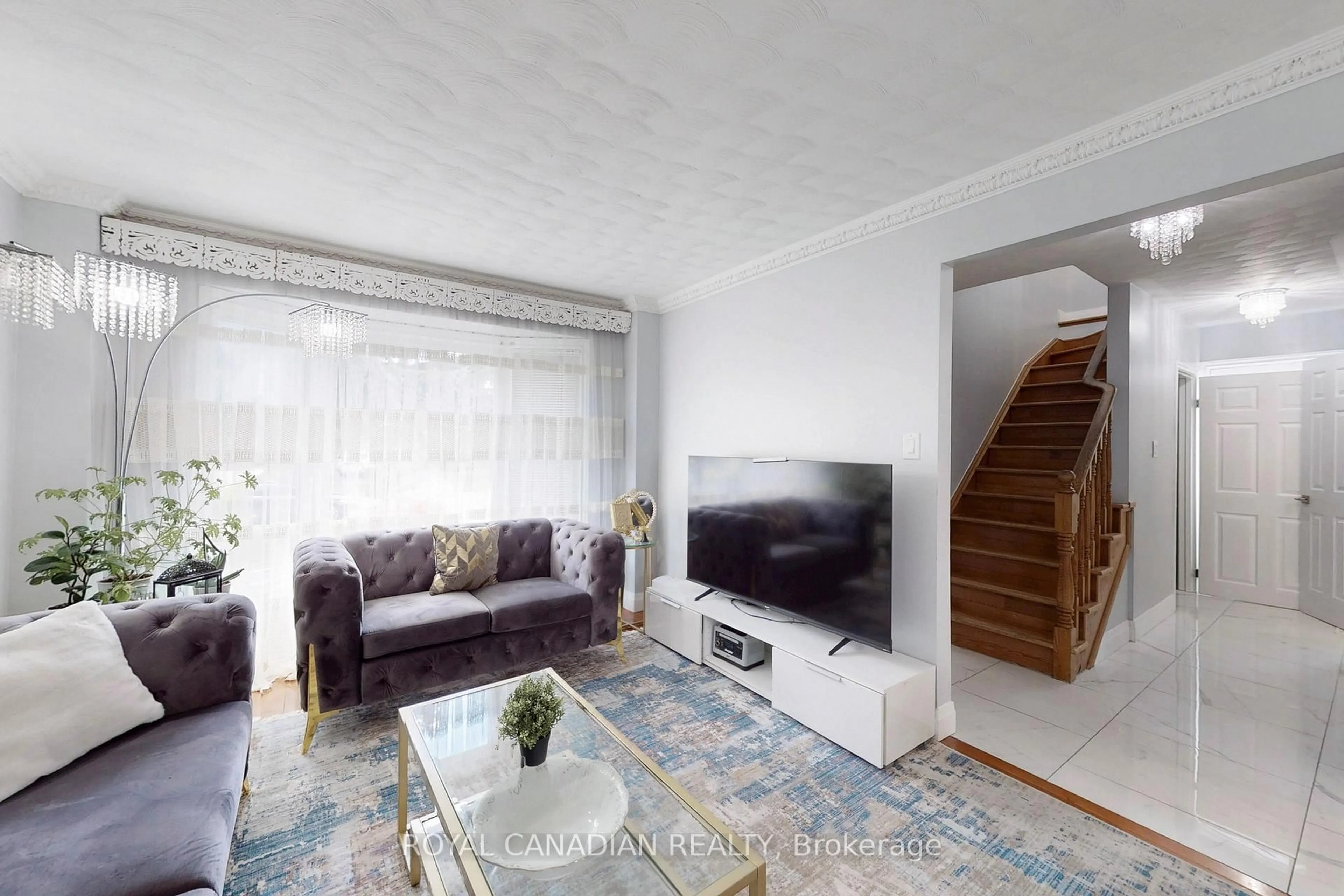 Living room with furniture, unknown for 18 Millpond Pl, Hamilton Ontario L8W 2W7