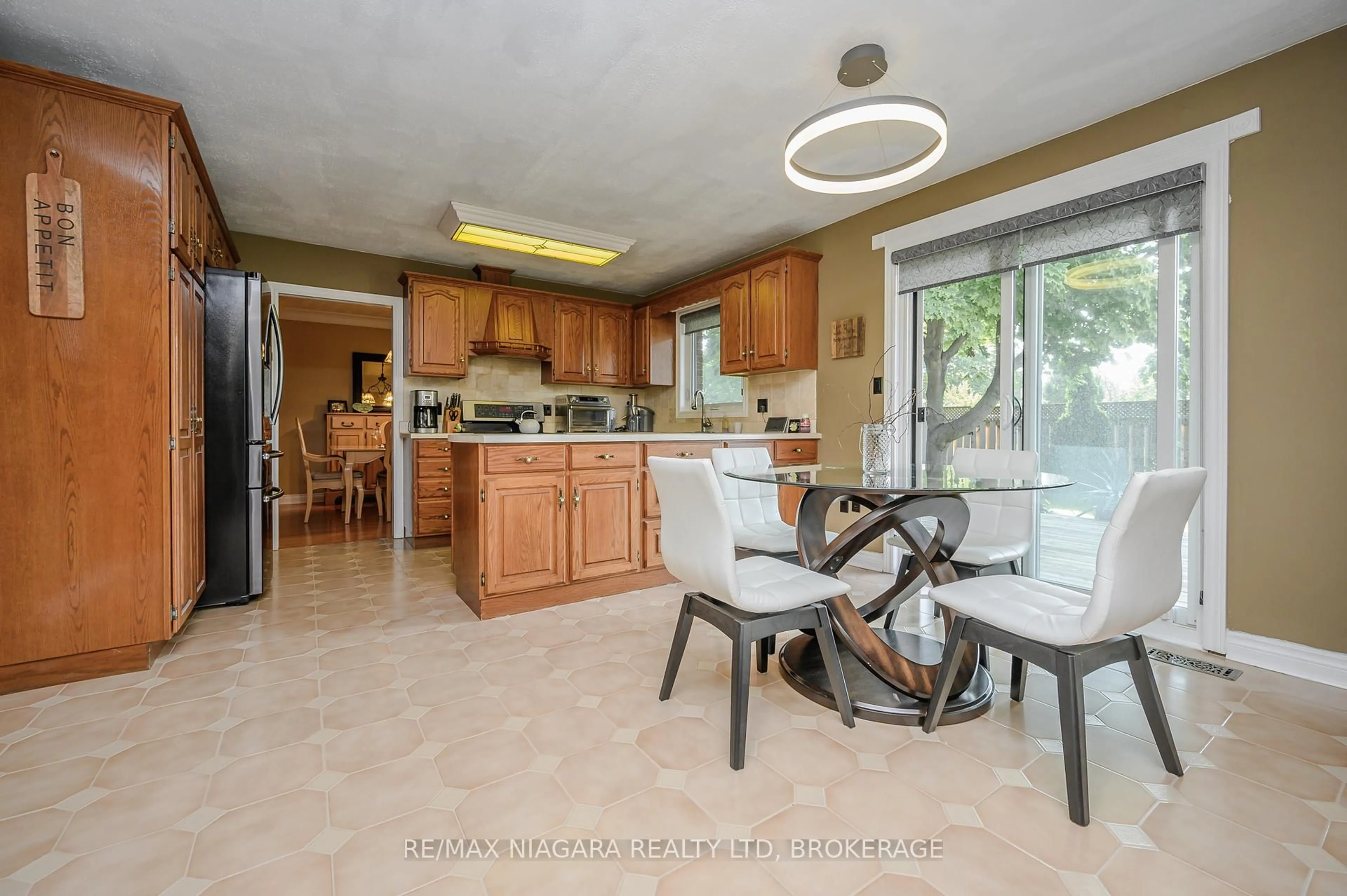 Open concept kitchen, ceramic/tile floor for 7102 Burbank Cres, Niagara Falls Ontario L2J 4E7
