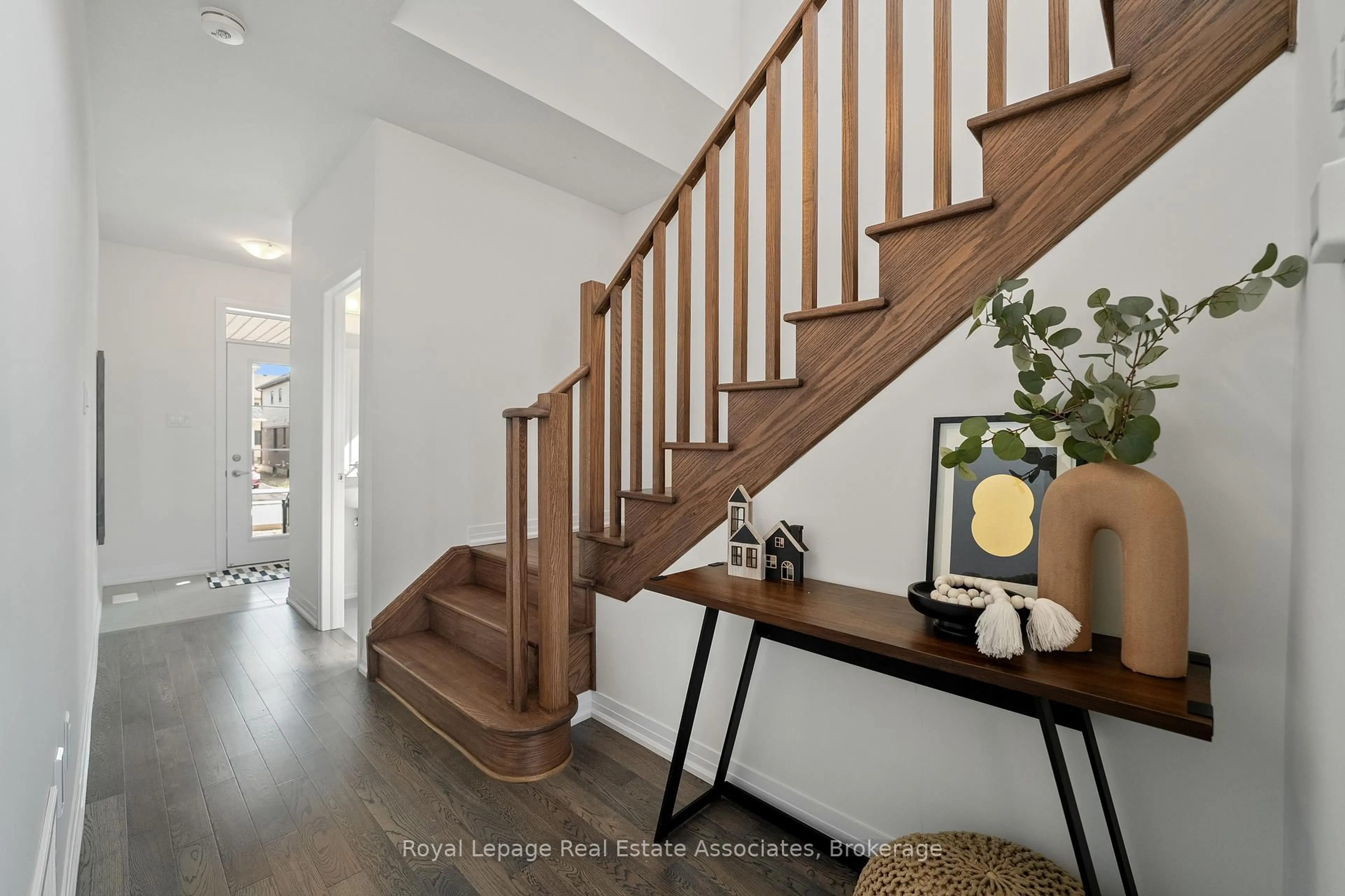 Indoor entryway for 80 Selection Hts, Thorold Ontario L2V 0N7