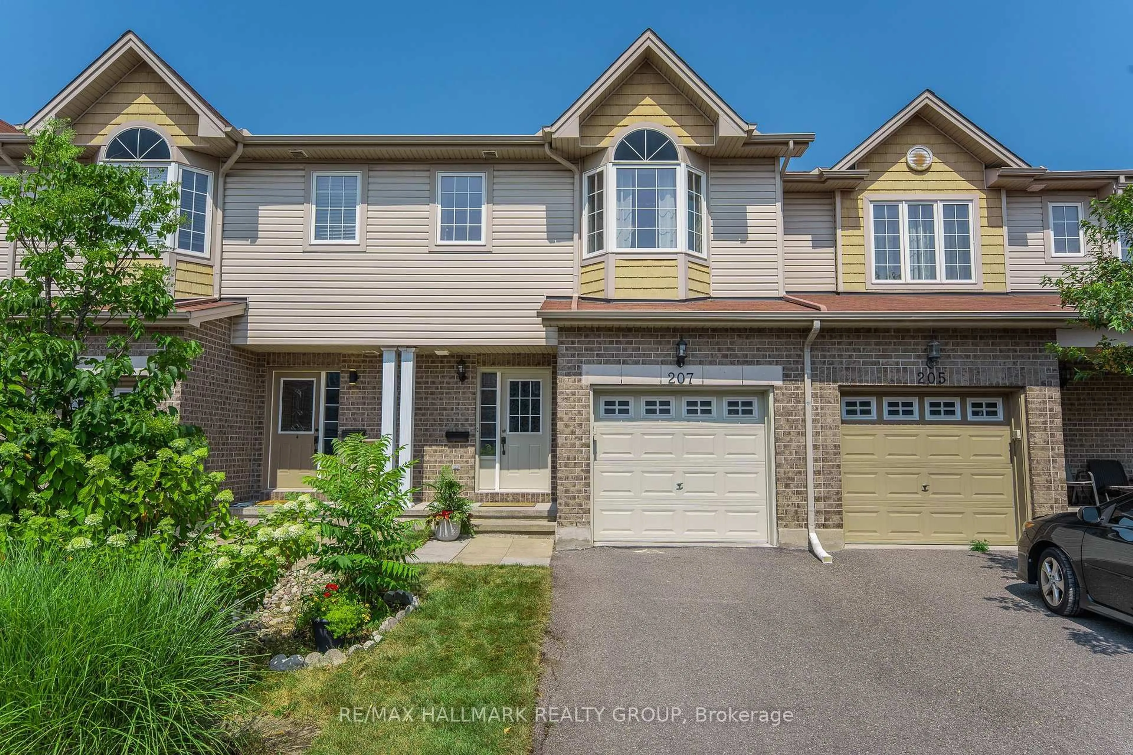 A pic from outside/outdoor area/front of a property/back of a property/a pic from drone, street for 207 Cityview Cres, Ottawa Ontario K4A 0T9