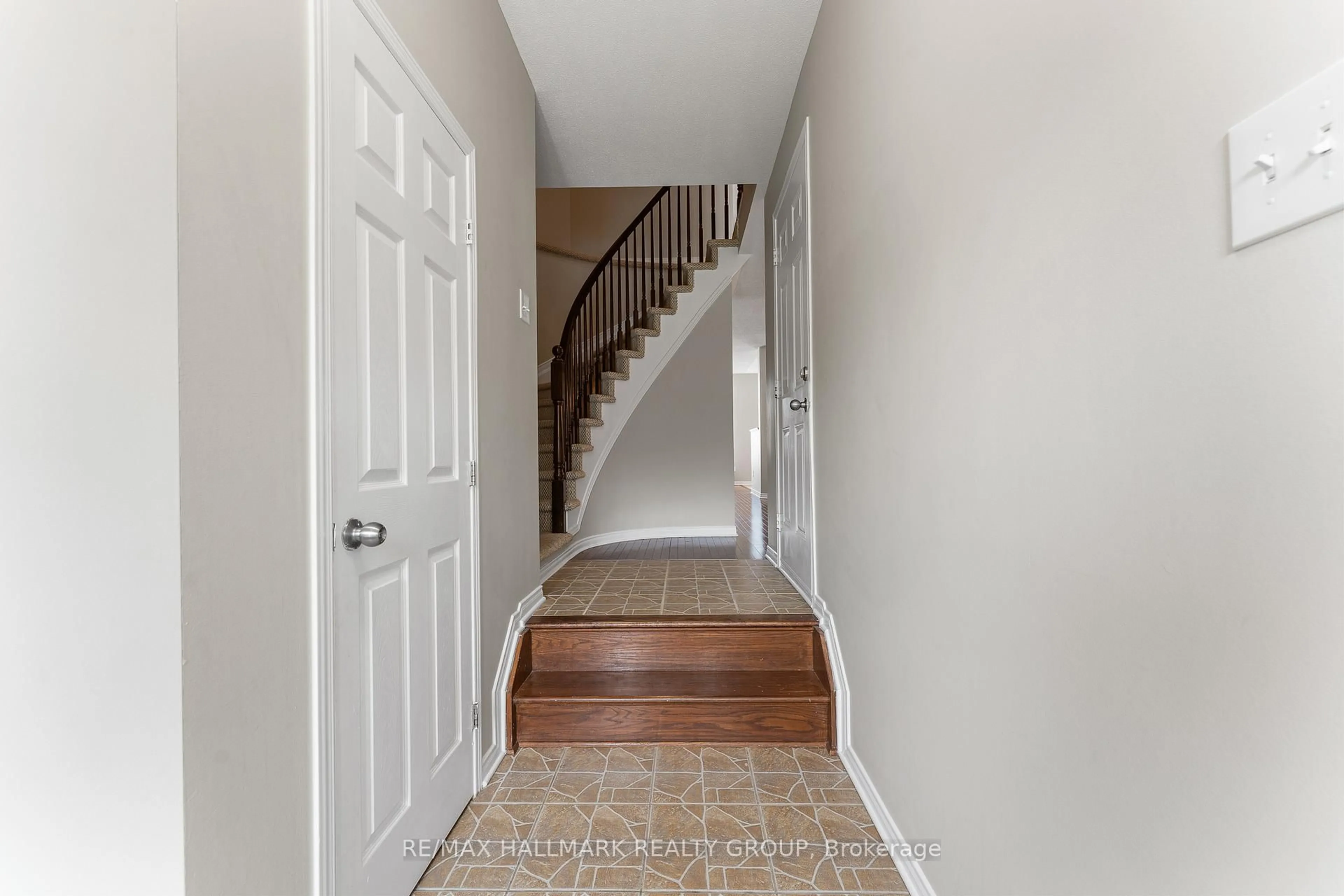 Indoor entryway for 207 Cityview Cres, Ottawa Ontario K4A 0T9